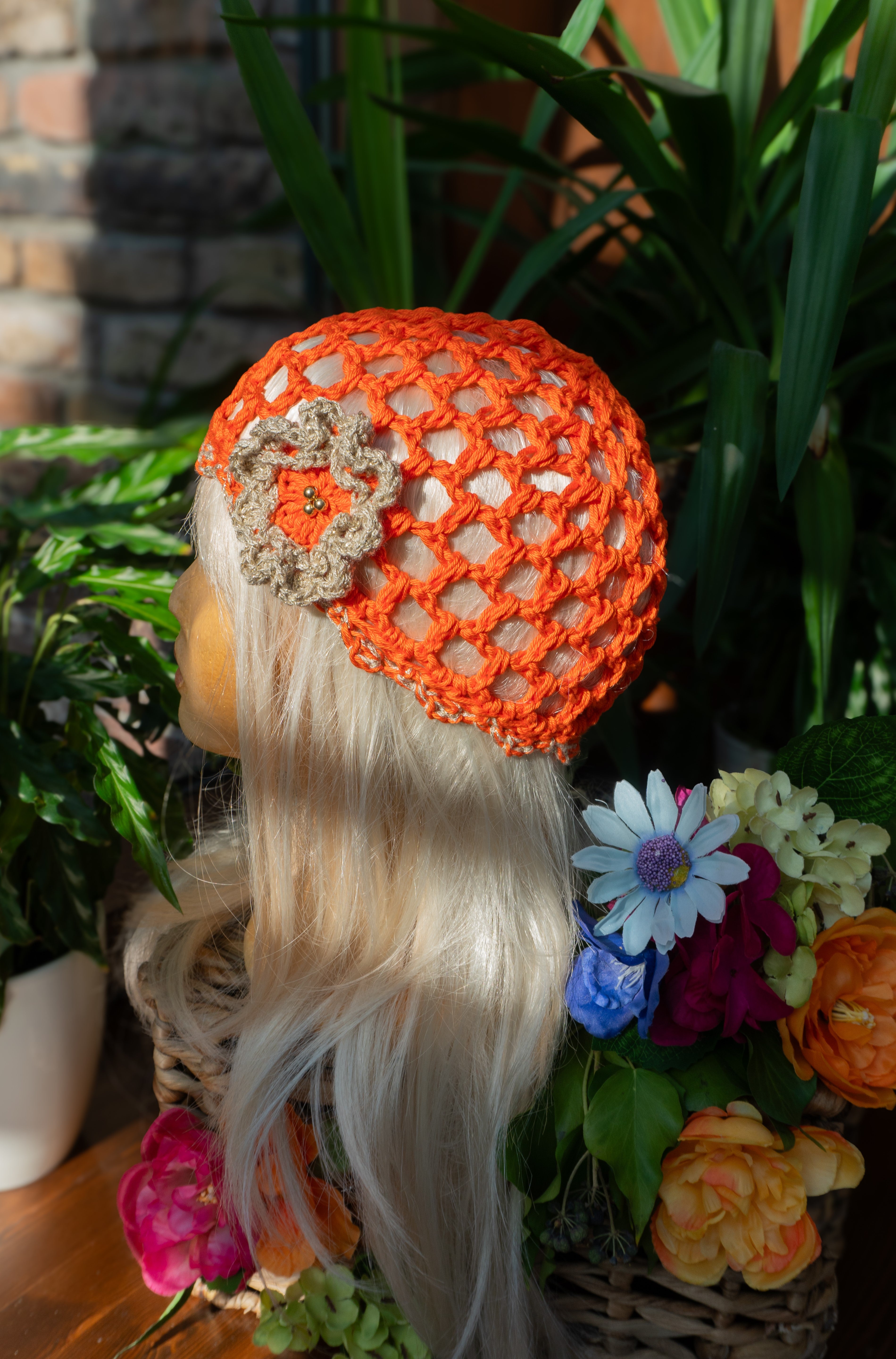 Handgefertigte Boho-Häkelmütze in strahlendem Orange-Gold-Metallic mit dekorativer Blumenapplikation. Diese exklusive Sommermütze ist angenehm leicht, atmungsaktiv und bietet luftigen Tragekomfort an warmen Tagen. Ein einzigartiges Statement-Piece aus unserem Atelier, das Ihren Sommeroutfits einen unverwechselbaren bohemischen Charme verleiht.
Material: Baumwolle und Metallic-Effektgarn