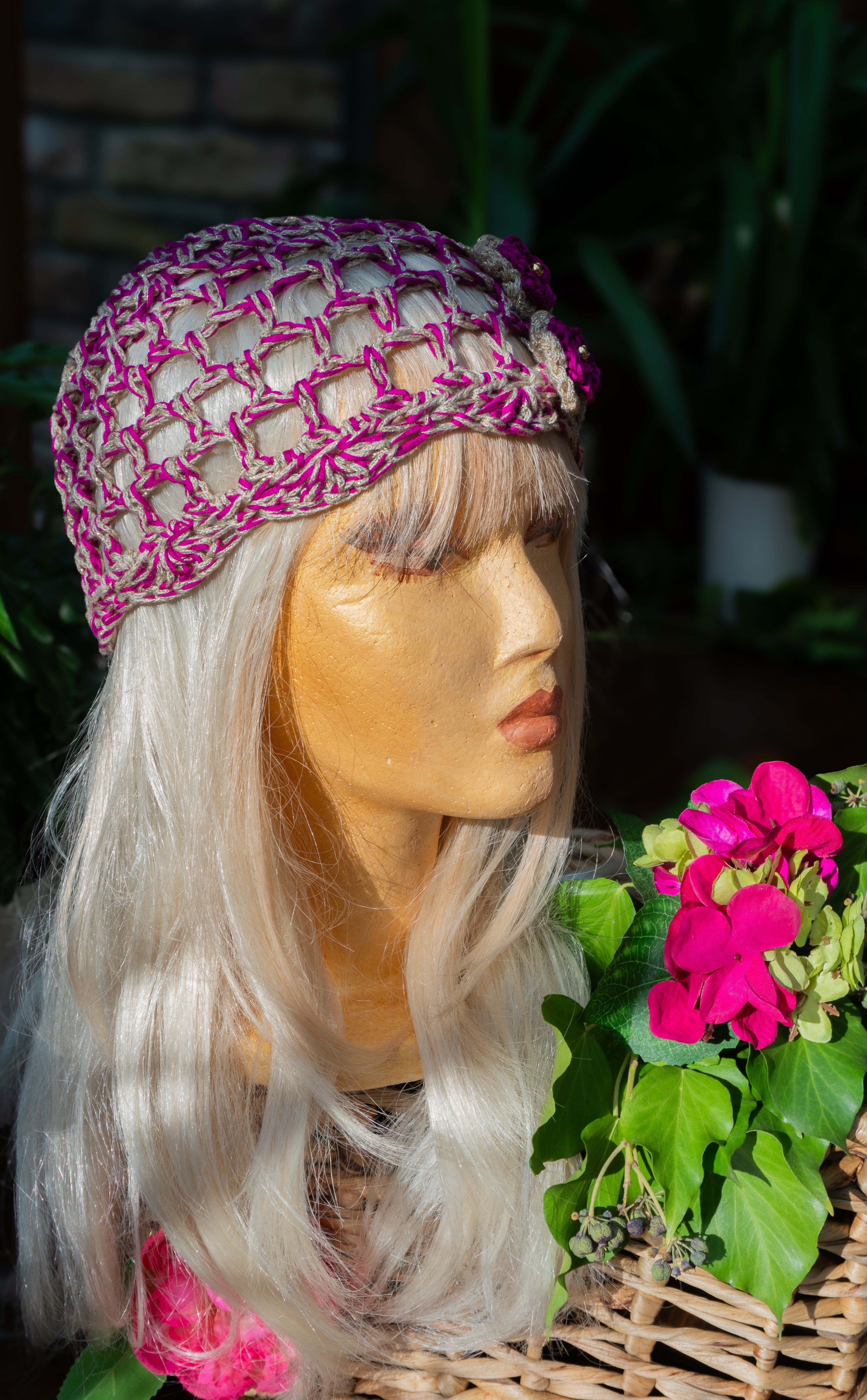 Boho Häkelmütze in Berry Pink mit Goldfäden – handgemachtes Unikat im Ibiza Festival Stil