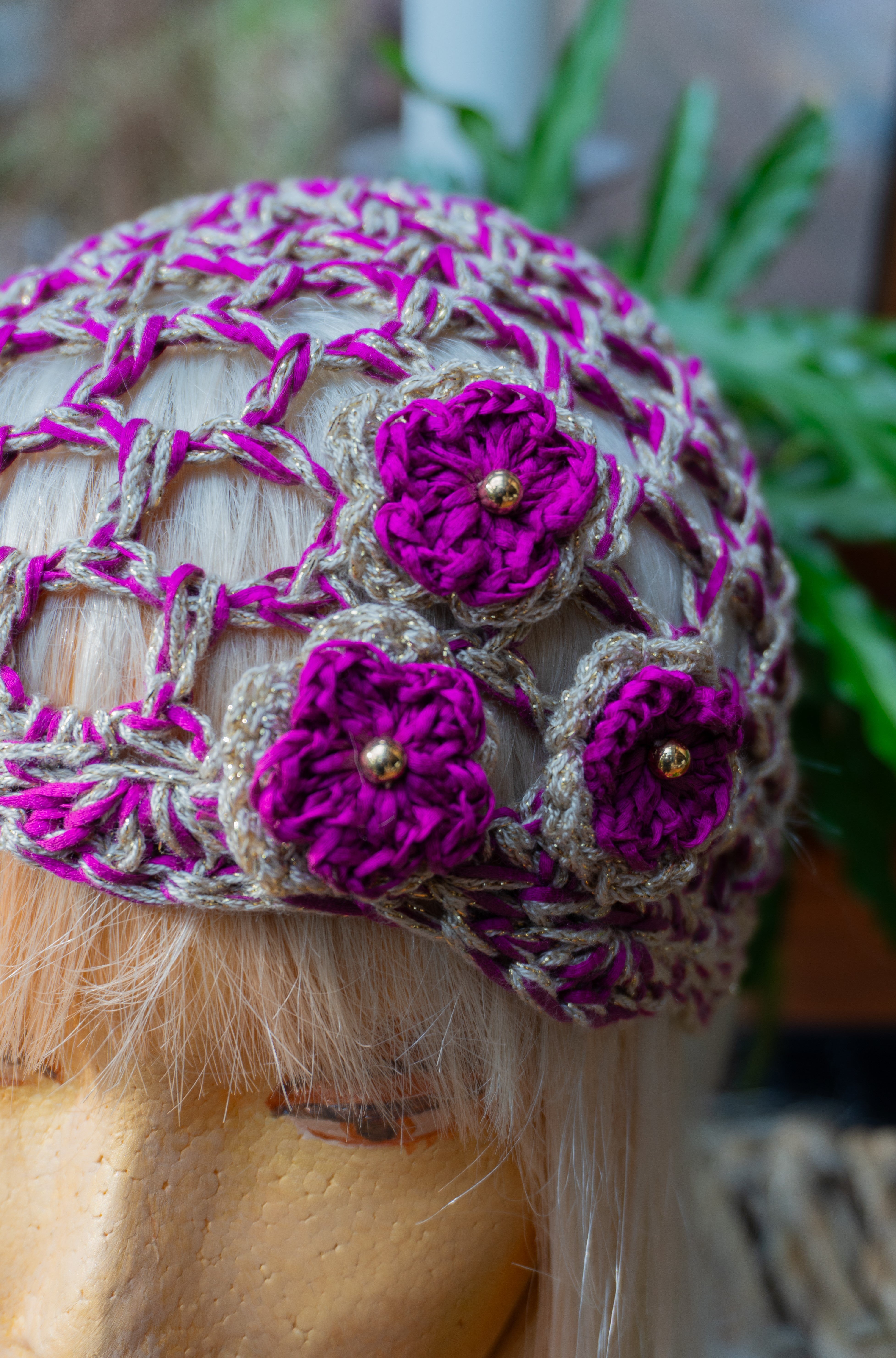 Boho Häkelmütze in Berry Pink mit Goldfäden – handgemachtes Unikat im Ibiza Festival Stil