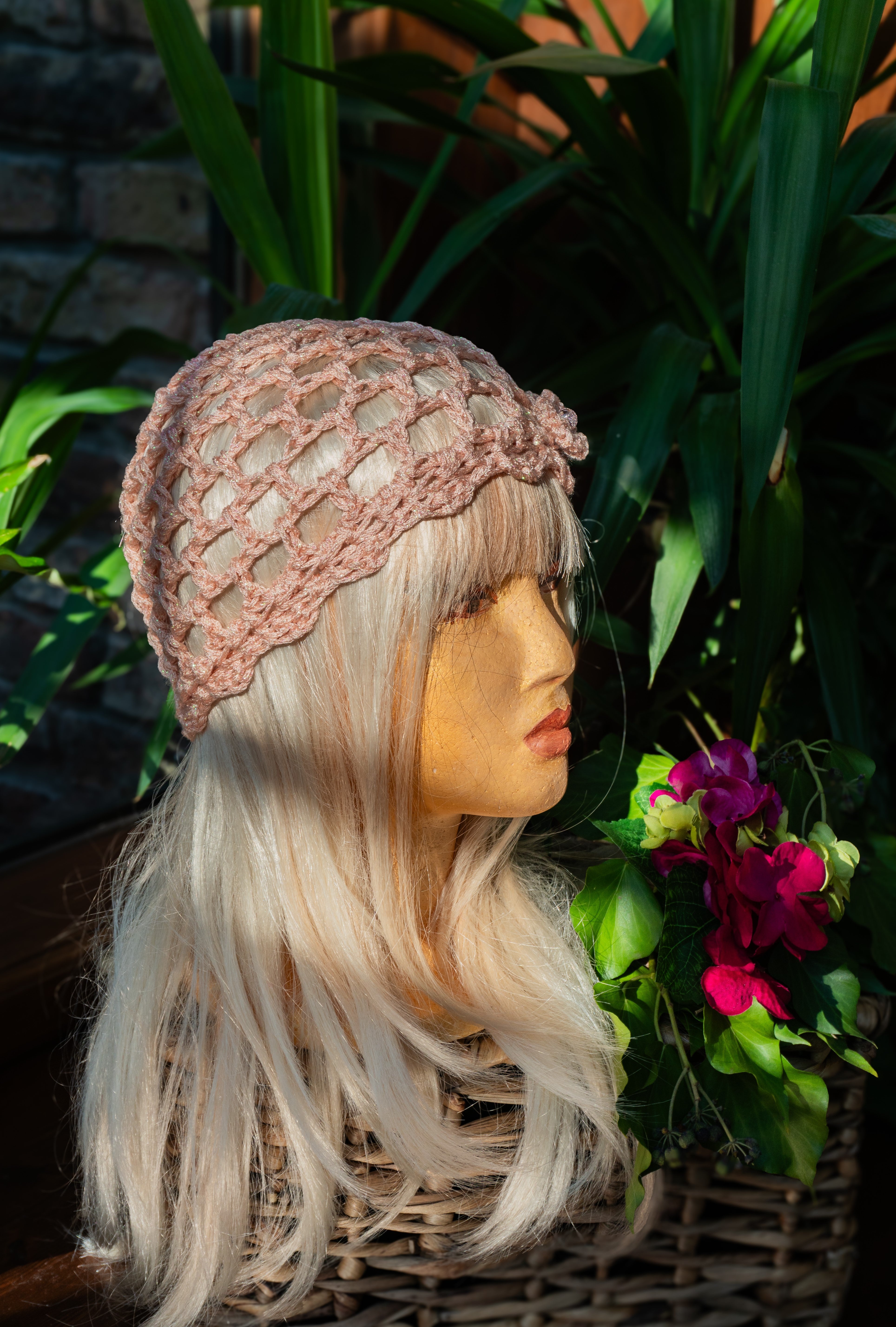 Handgehäkelte Sommermütze in Rosa mit Metallic Garn – Boho Ibiza Stil Unikat