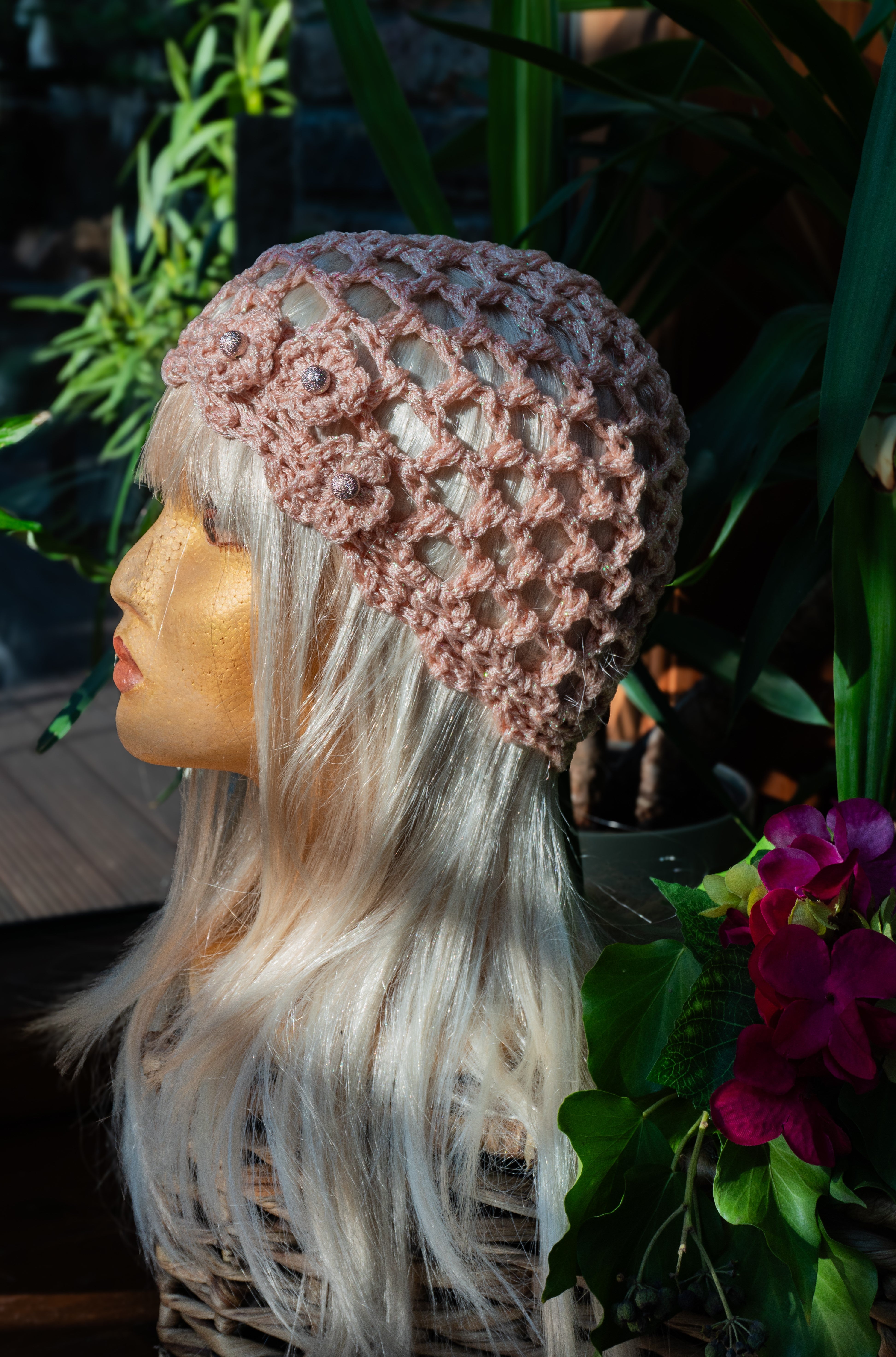 Handgehäkelte Sommermütze in Rosa mit Metallic Garn – Boho Ibiza Stil Unikat