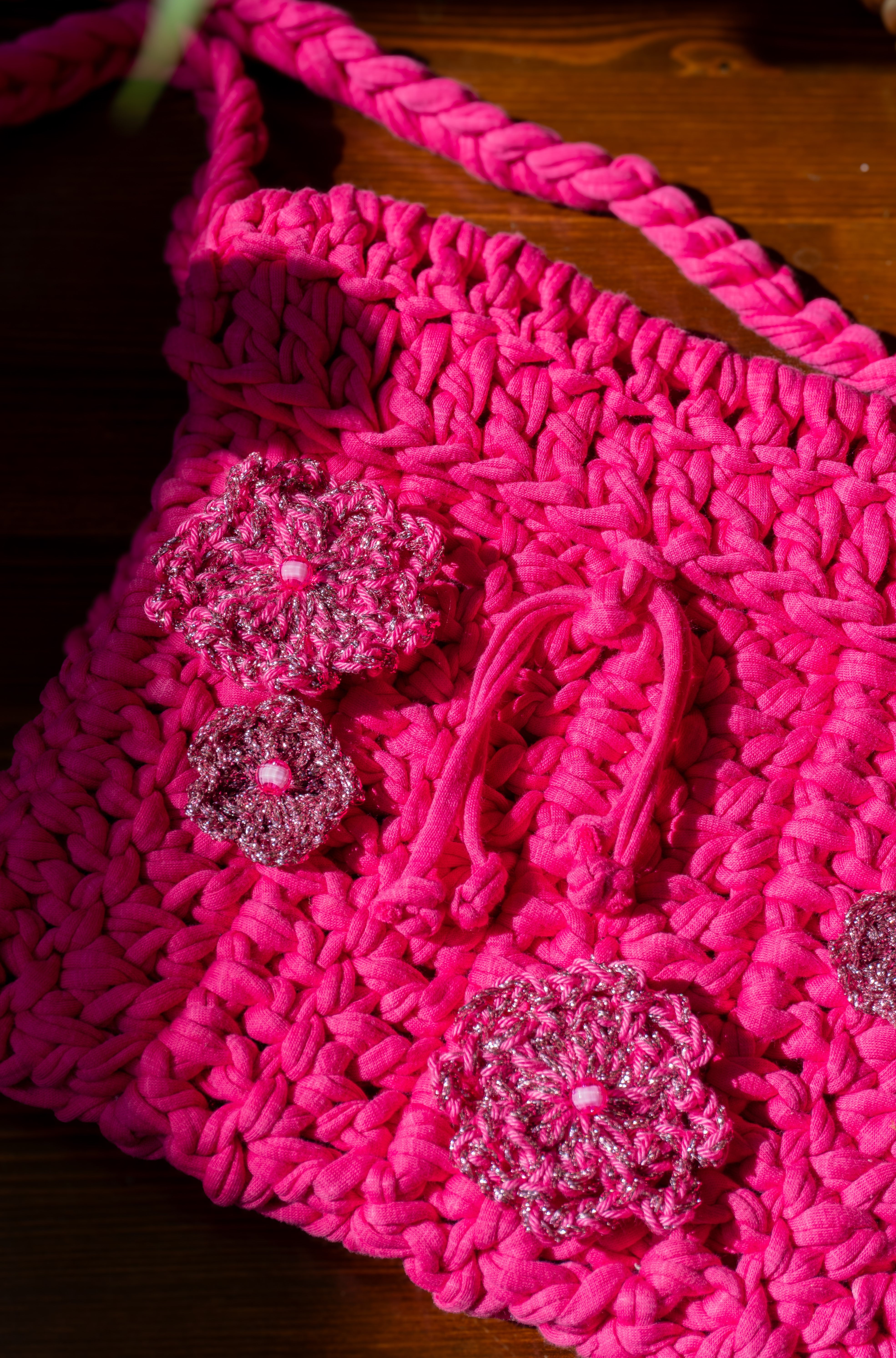 Handgemachte Boho Tasche für Damen in leuchtendem Pink mit Blütenapplikationen – einzigartiges Unikat Accessoire im Hippie Stil für Sommer, Festival & Alltag.