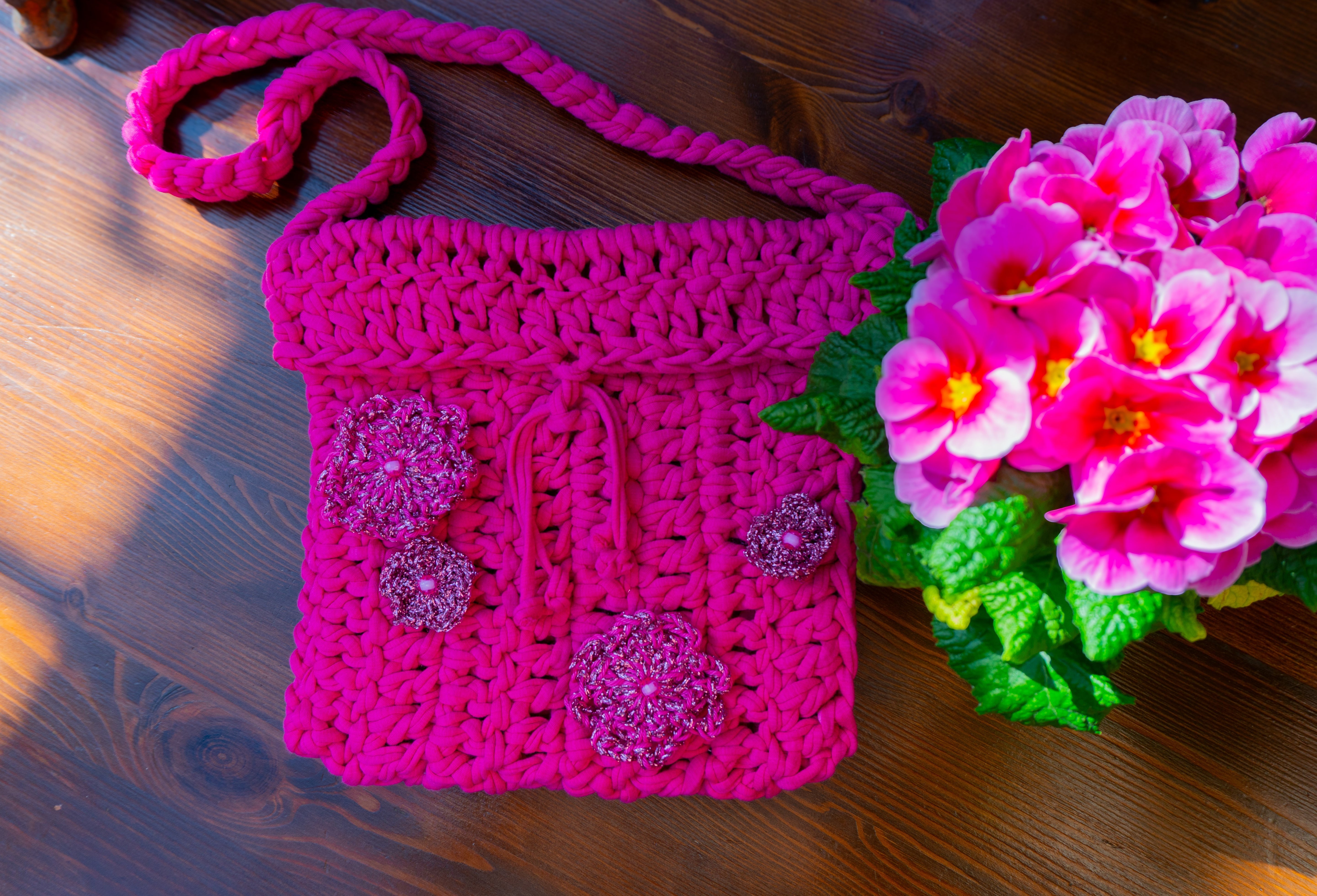 Handgemachte Boho Tasche für Damen in leuchtendem Pink mit Blütenapplikationen – einzigartiges Unikat Accessoire im Hippie Stil für Sommer, Festival & Alltag.