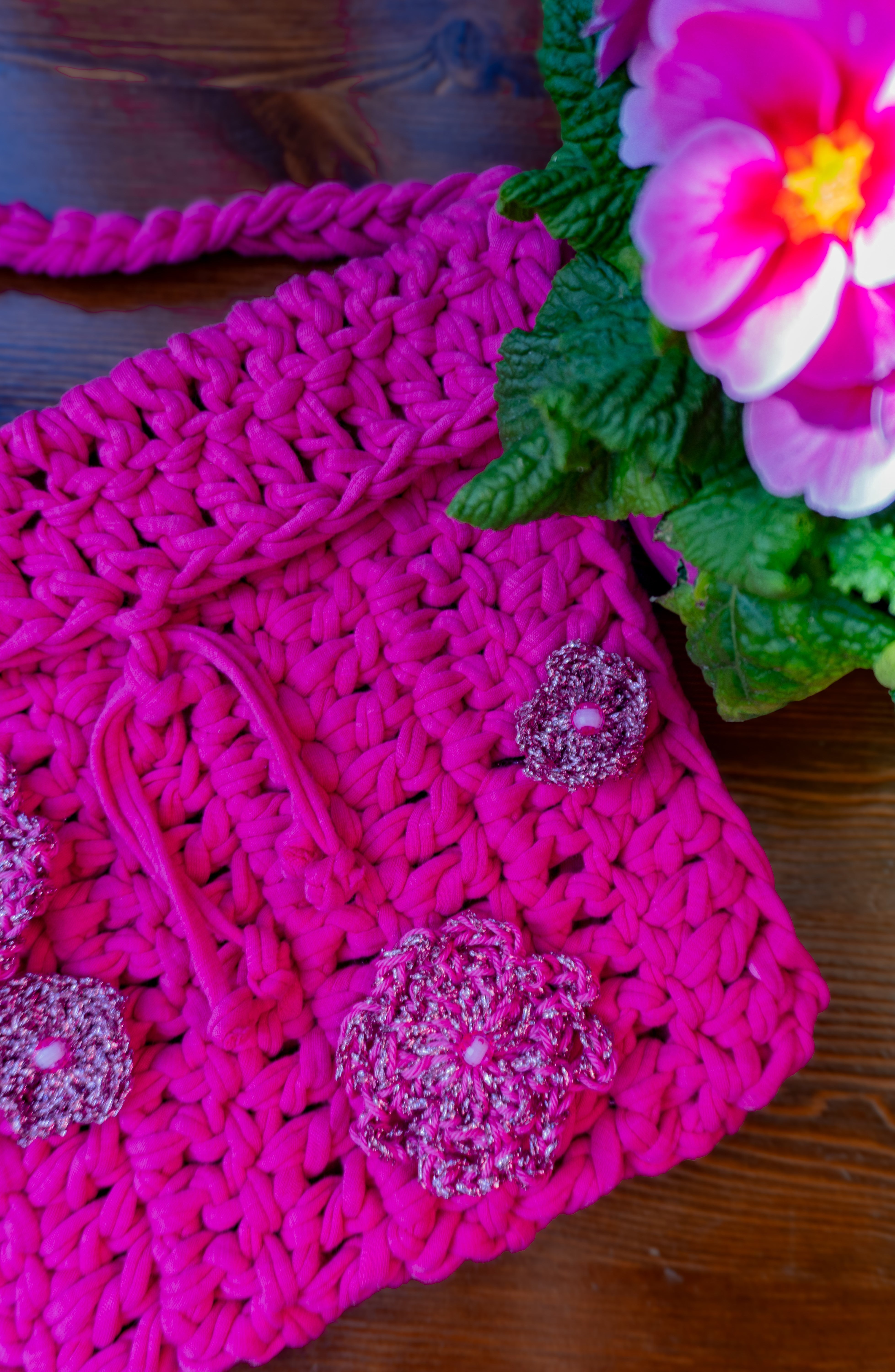 Handgemachte Boho Tasche für Damen in leuchtendem Pink mit Blütenapplikationen – einzigartiges Unikat Accessoire im Hippie Stil für Sommer, Festival & Alltag.