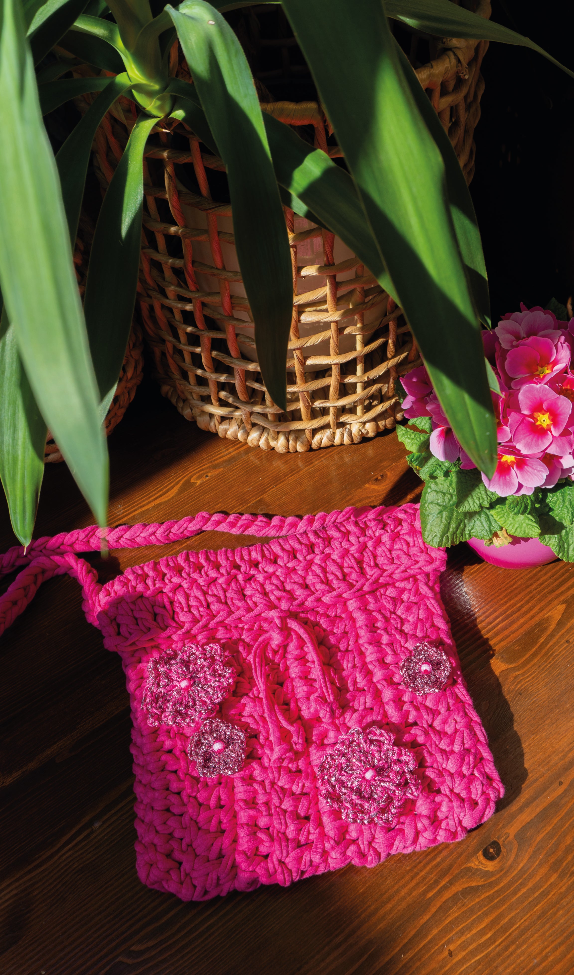 Handgemachte Boho Tasche für Damen in leuchtendem Pink mit Blütenapplikationen – einzigartiges Unikat Accessoire im Hippie Stil für Sommer, Festival & Alltag.