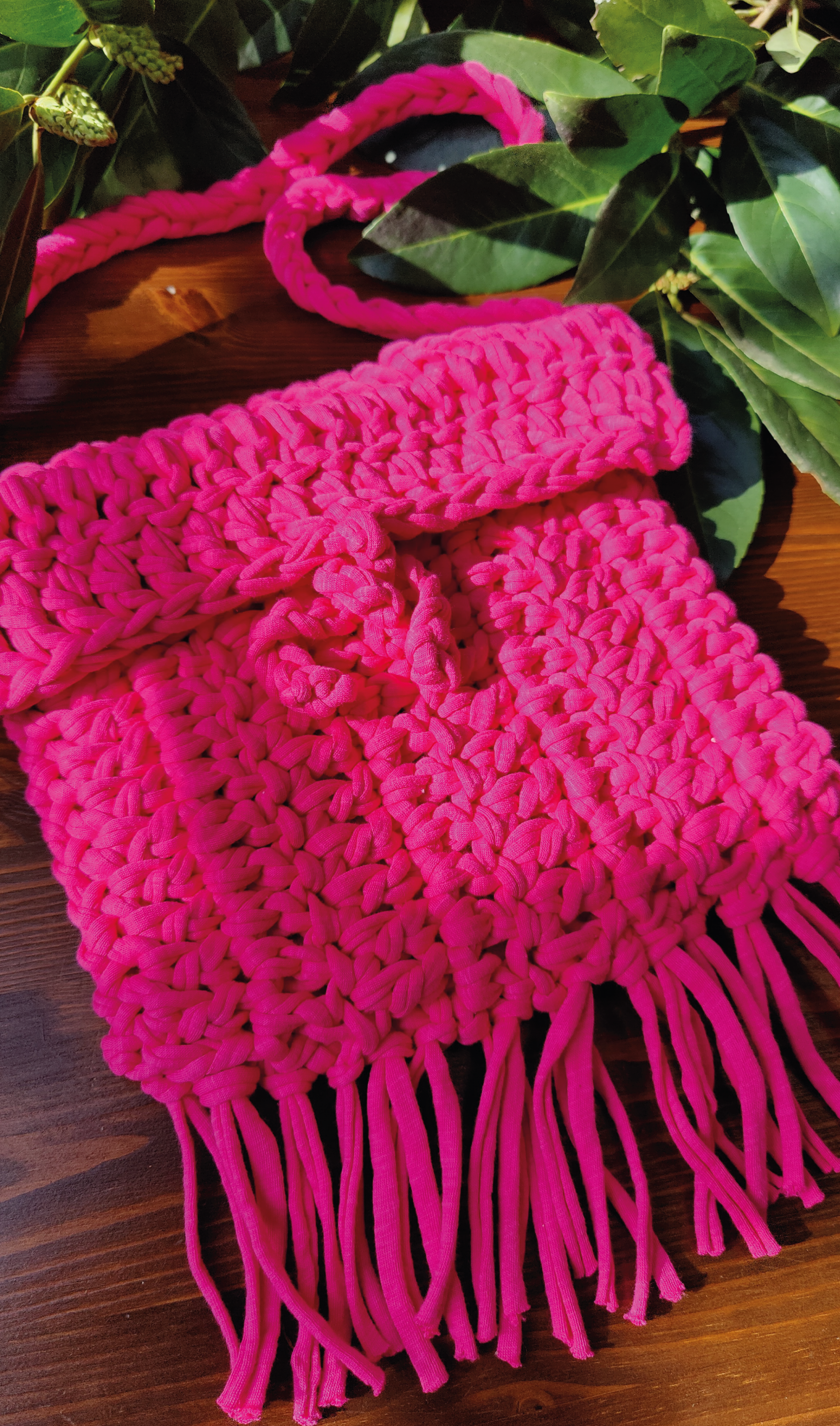 Unikat Damen Häkeltasche - Handtasche handgefertigt im Boho Hippie Ibiza -Stil mit Fransen im knalligen Pink. Die perfekte Tasche für Festivals und als Accessoire zu deiner Sommermode.