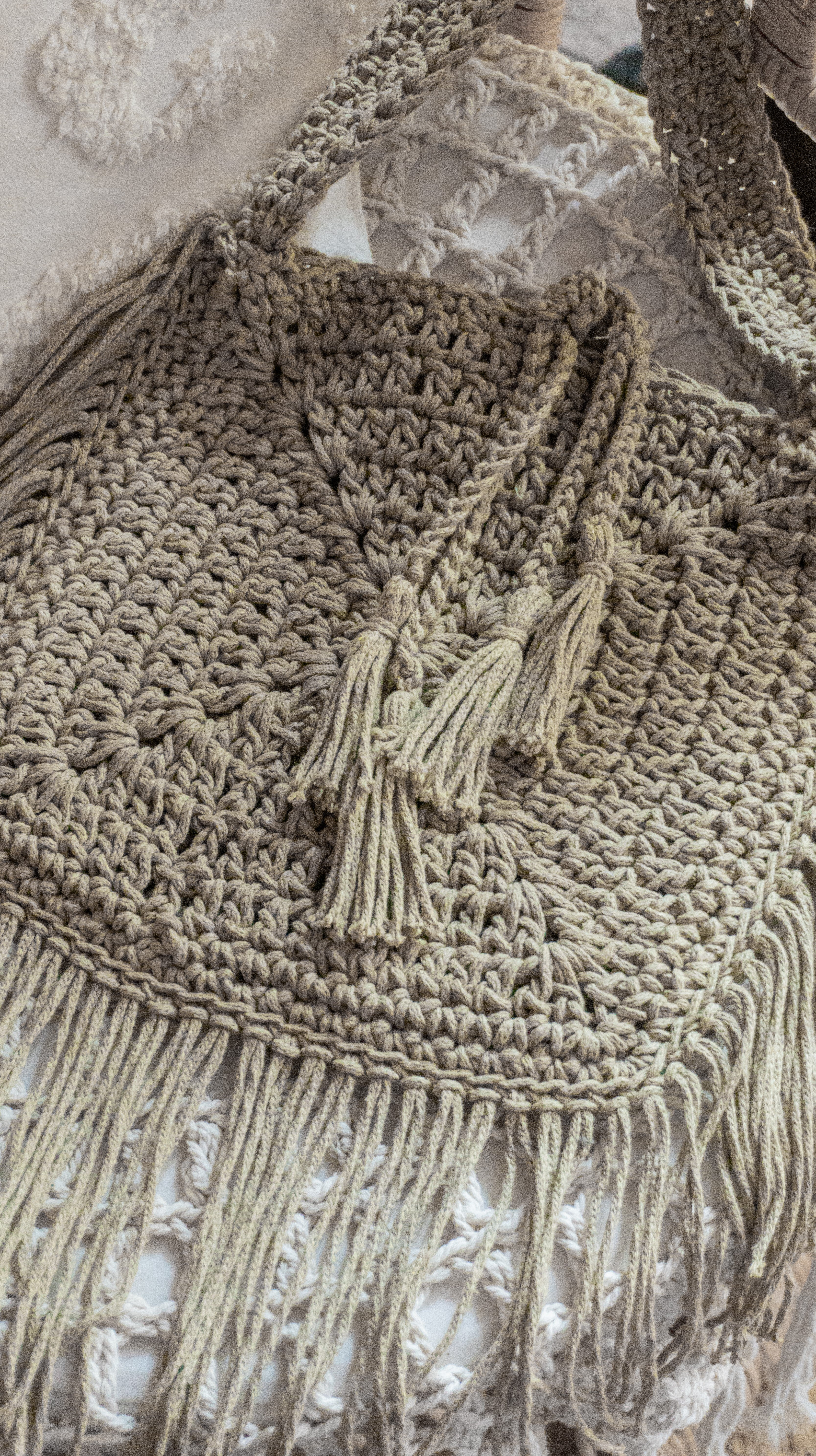 Unikat Damen Häkeltasche - Handtasche handgefertigt im Boho Hippie Ibiza -Stil mit Fransen Bänder als Verschluss in Hell Khaki. Die perfekte Tasche für Festivals und als Accessoire zu deiner Sommermode.