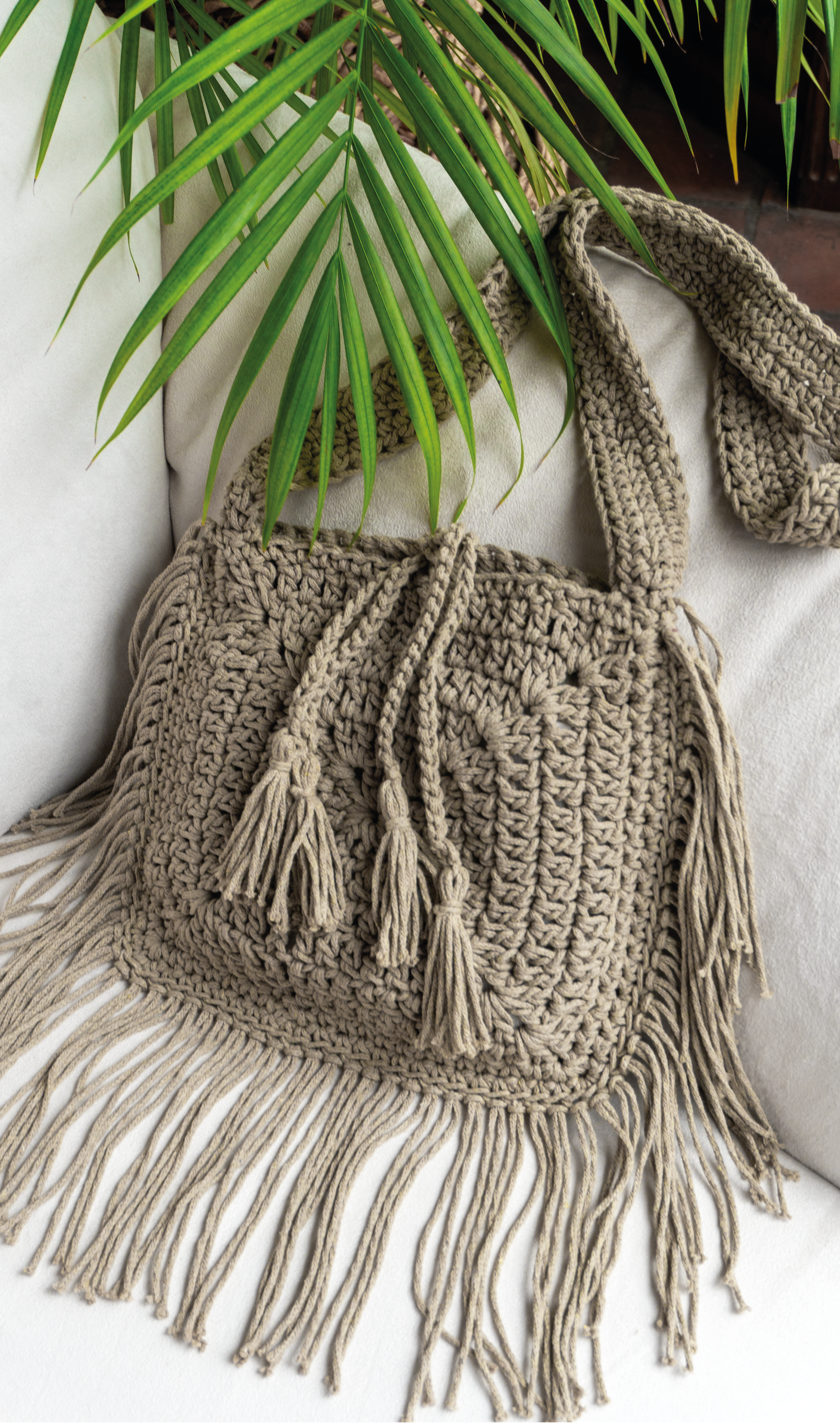 Unikat Damen Häkeltasche - Handtasche handgefertigt im Boho Hippie Ibiza -Stil mit Fransen Bänder als Verschluss in Hell Khaki. Die perfekte Tasche für Festivals und als Accessoire zu deiner Sommermode.