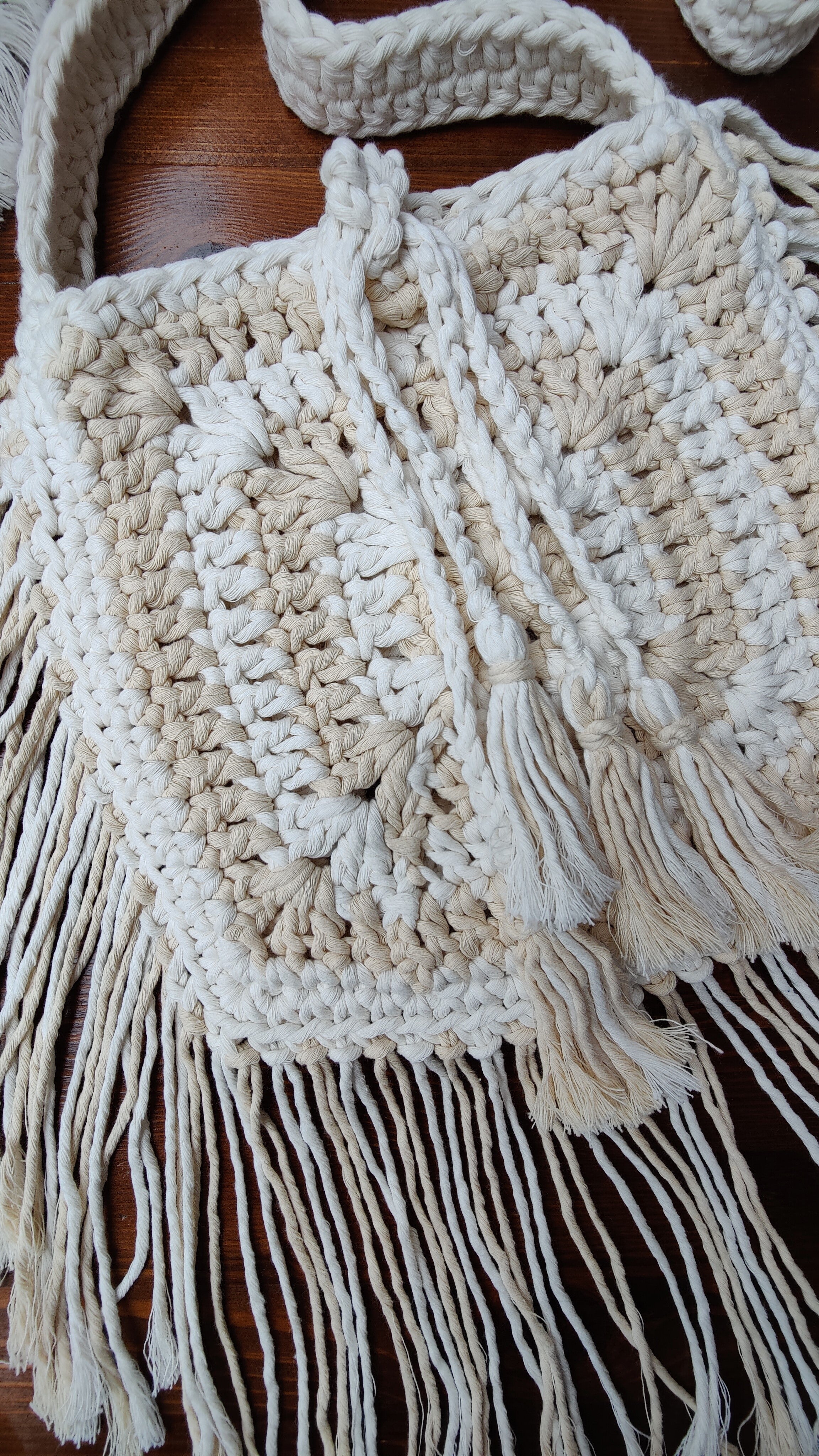 Unikat Damen Häkeltasche - Handtasche handgefertigt im Boho Hippie Ibiza -Stil mit Fransen und Bändern als Verschluss in hell beige Farben Mix. Die perfekte Tasche für Festivals und als Accessoire zu deiner Sommermode.