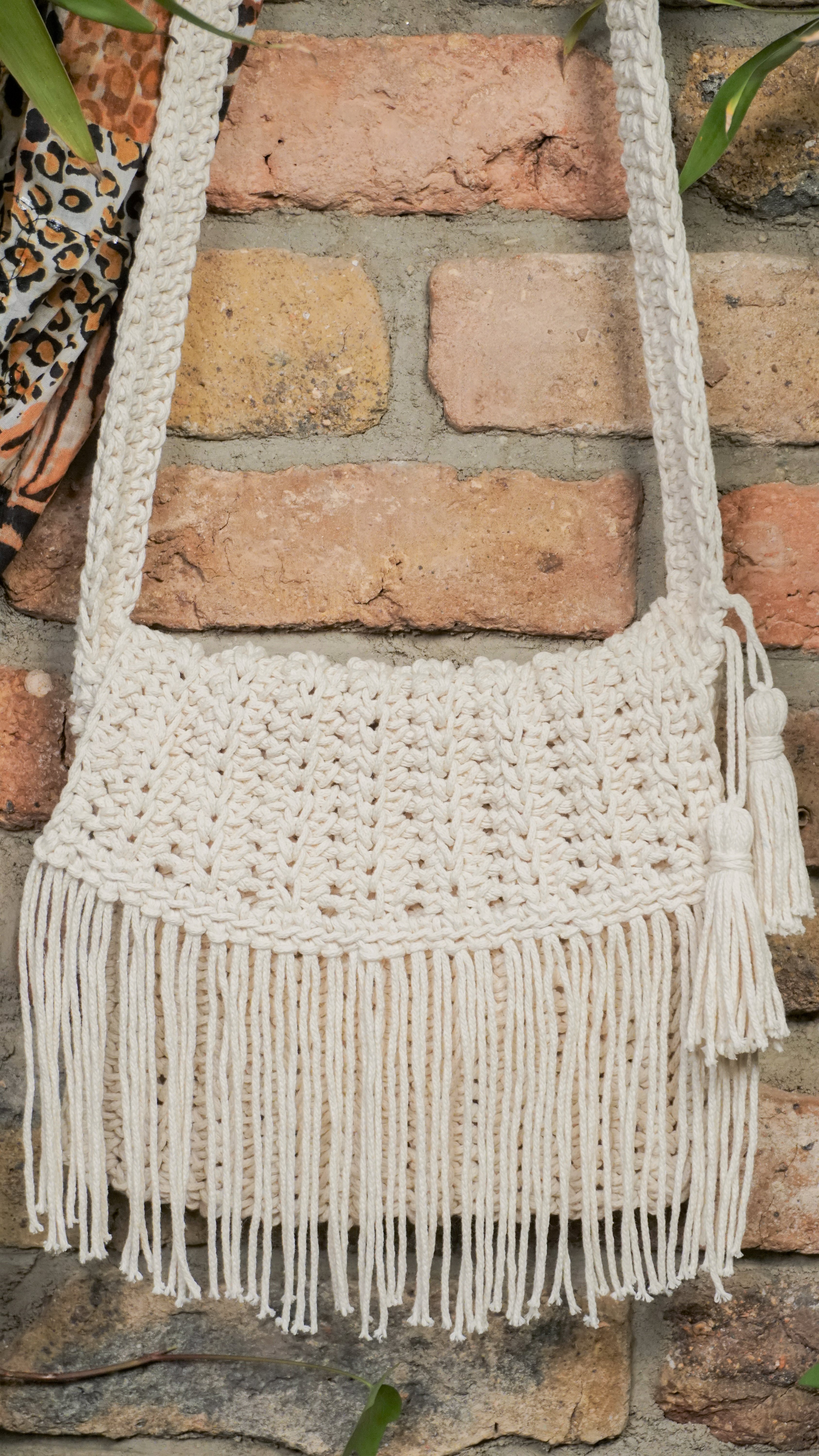 Unikat Damen Häkeltasche - Handtasche handgefertigt im Boho Hippie Ibiza -Stil mit Fransen und Taschenklappe als Verschluss in hell beige. Die perfekte Tasche für Festivals und als Accessoire zu deiner Sommermode.