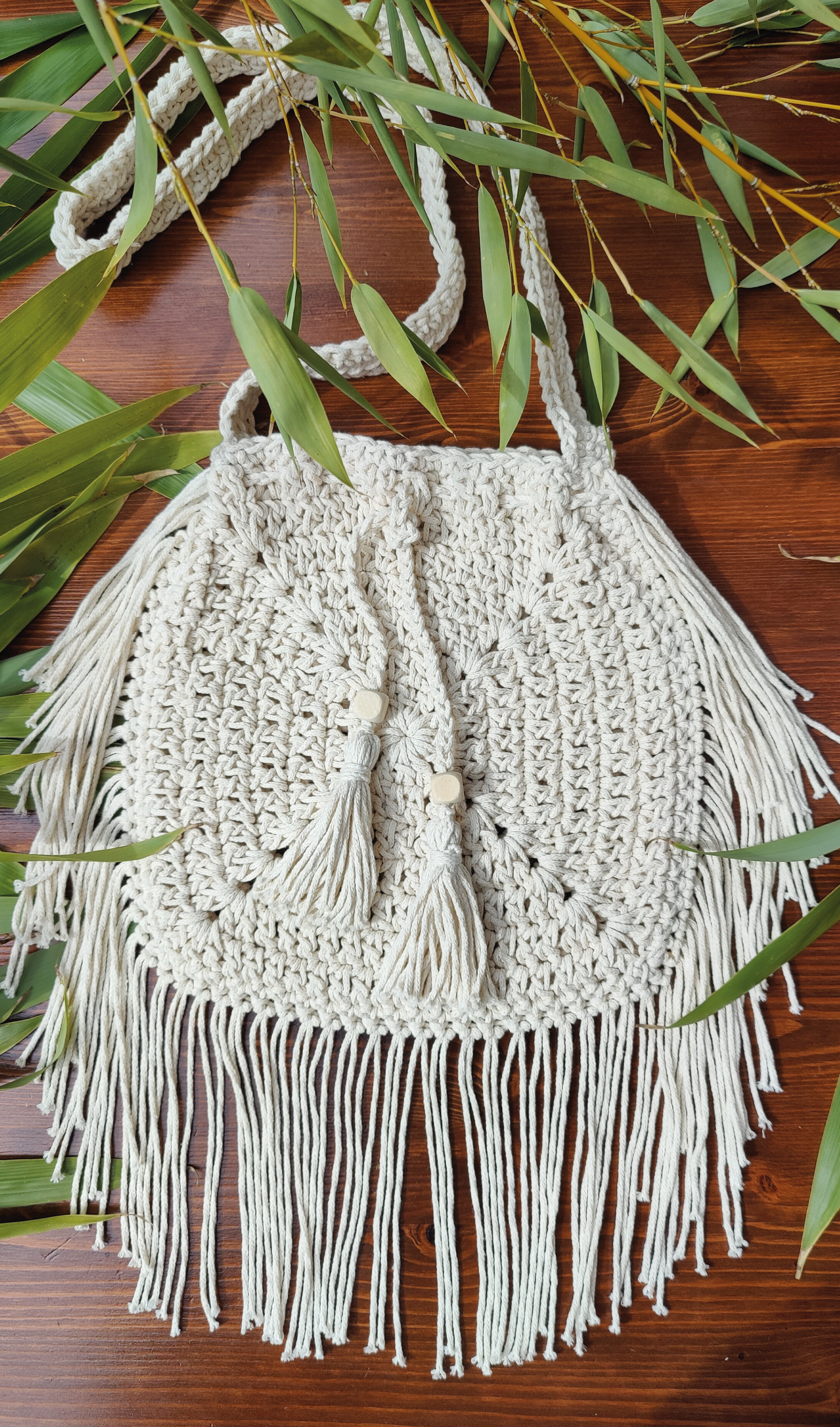 Unikat Damen Häkeltasche - Handtasche handgefertigt im Boho Hippie Ibiza -Stil mit Fransen und Kordelzug als Verschluss in beige. Die perfekte Tasche für Festivals und als Accessoire zu deiner Sommermode.