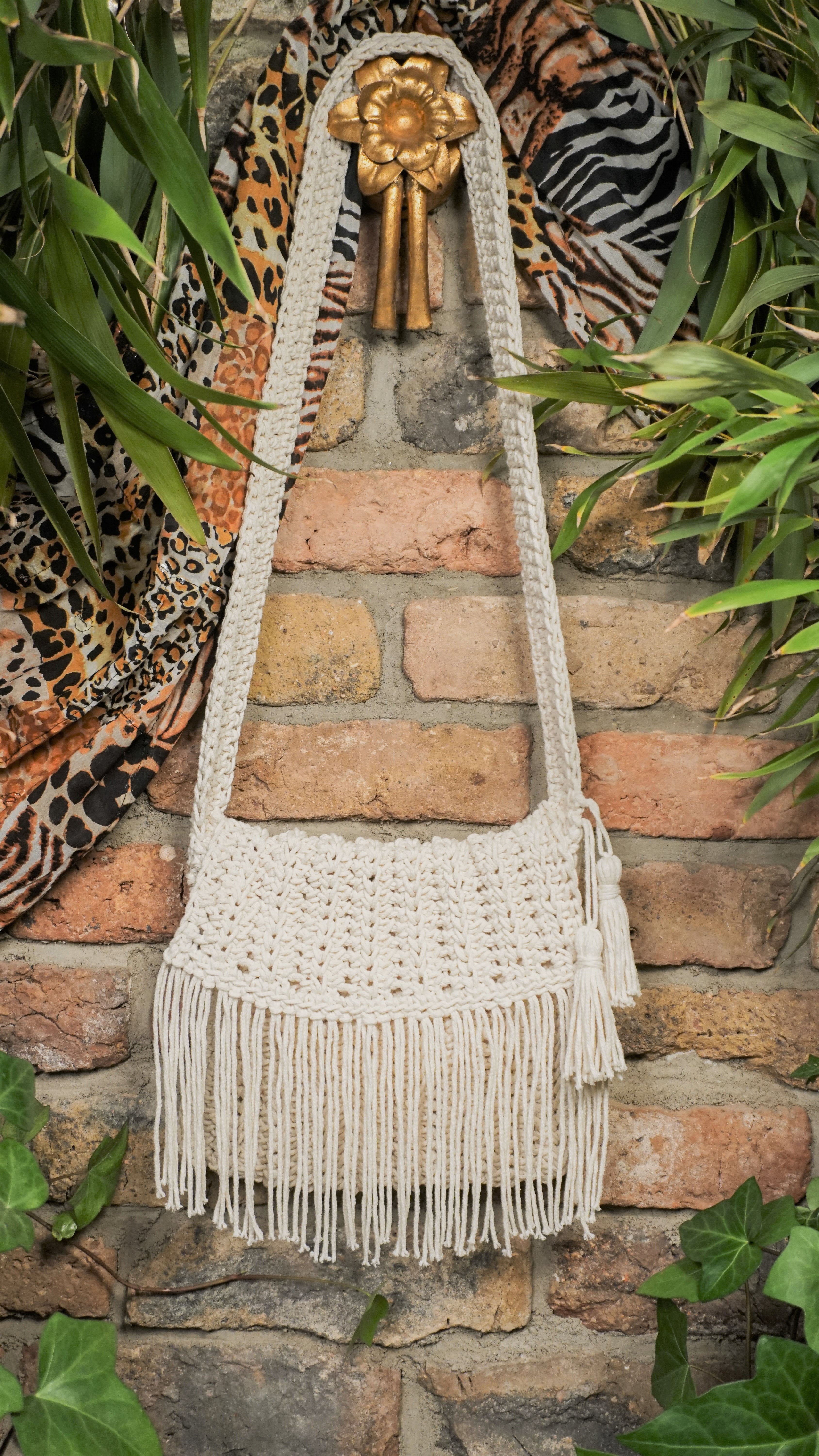 Unikat Damen Häkeltasche - Handtasche handgefertigt im Boho Hippie Ibiza -Stil mit Fransen und Taschenklappe als Verschluss in hell beige. Die perfekte Tasche für Festivals und als Accessoire zu deiner Sommermode.