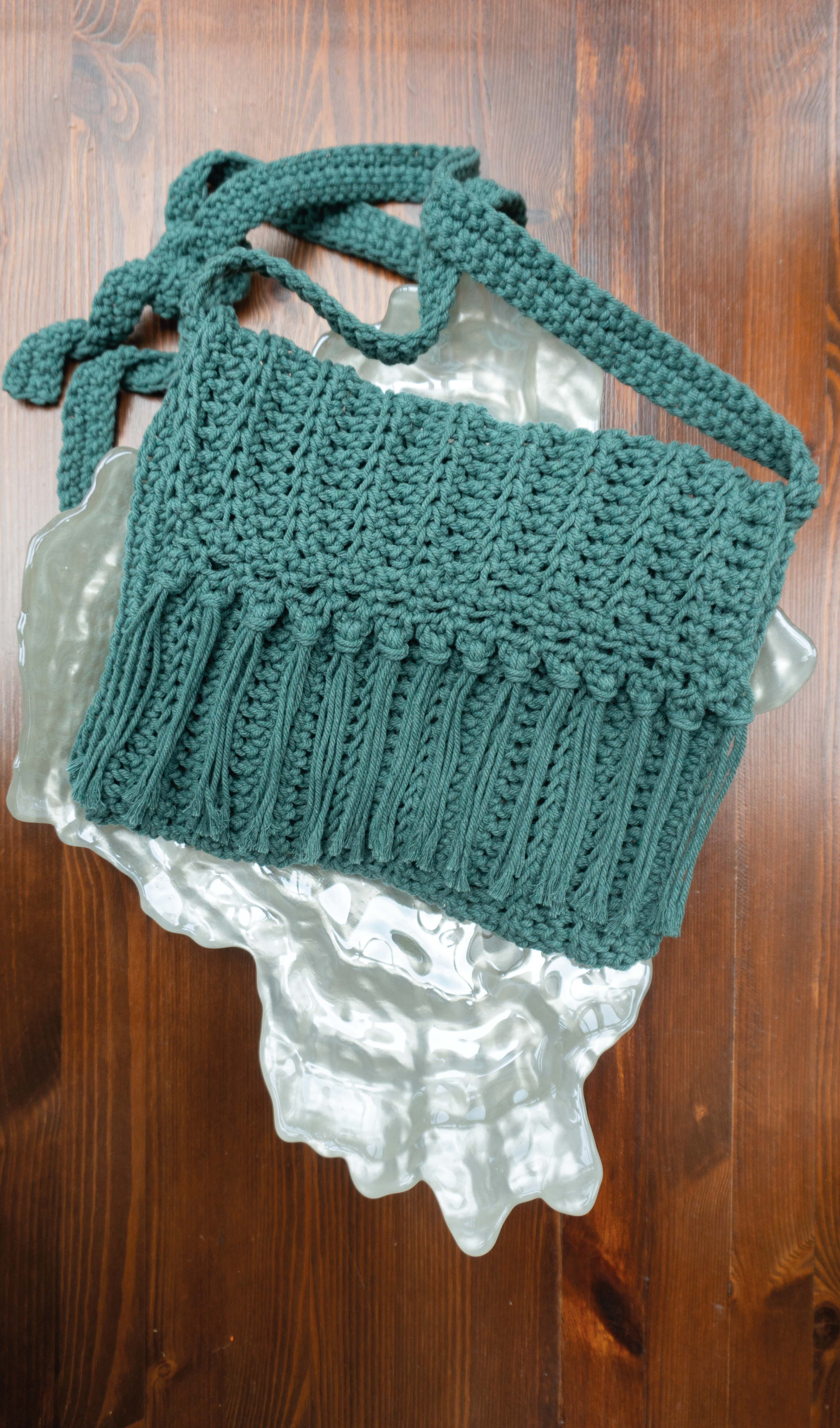 Unikat Damen Häkeltasche - Handtasche handgefertigt im Boho Hippie Ibiza -Stil mit Fransen, verstellbarem Schulterriemen und Taschenklappe in Pinien-Grün. Die perfekte Tasche für Festivals und als Accessoire zu deiner Sommermode.