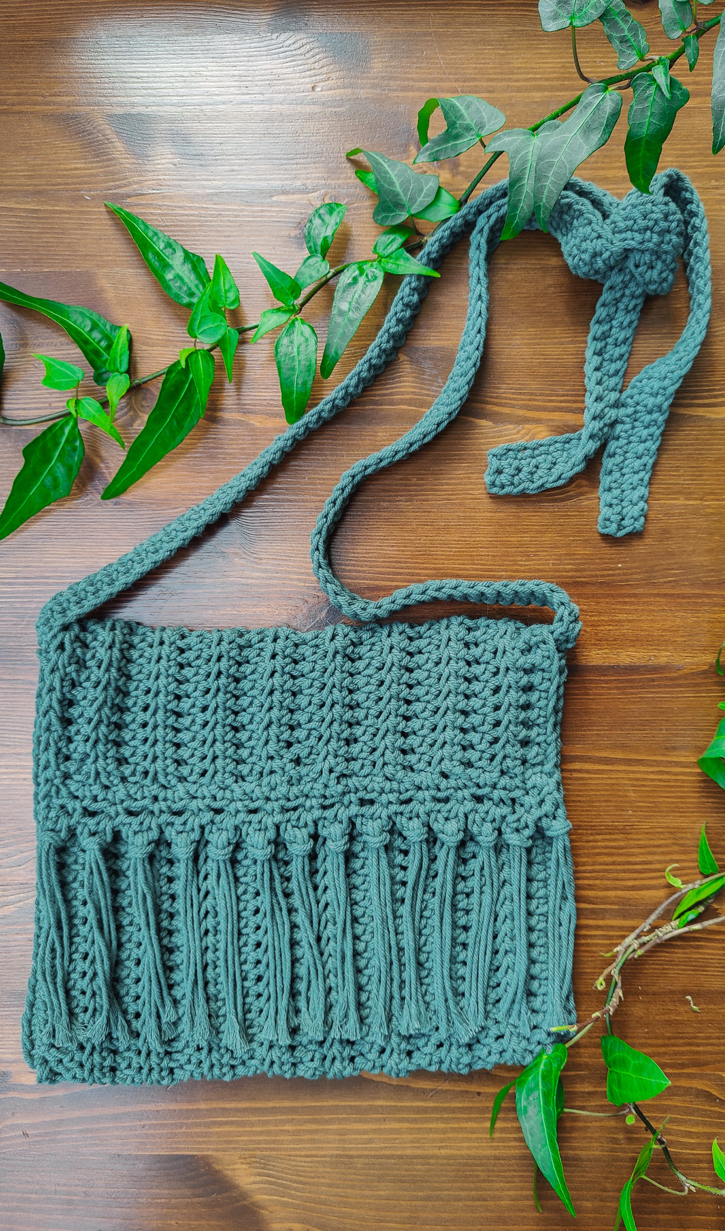 Unikat Damen Häkeltasche - Handtasche handgefertigt im Boho Hippie Ibiza -Stil mit Fransen, verstellbarem Schulterriemen und Taschenklappe in Pinien-Grün. Die perfekte Tasche für Festivals und als Accessoire zu deiner Sommermode.