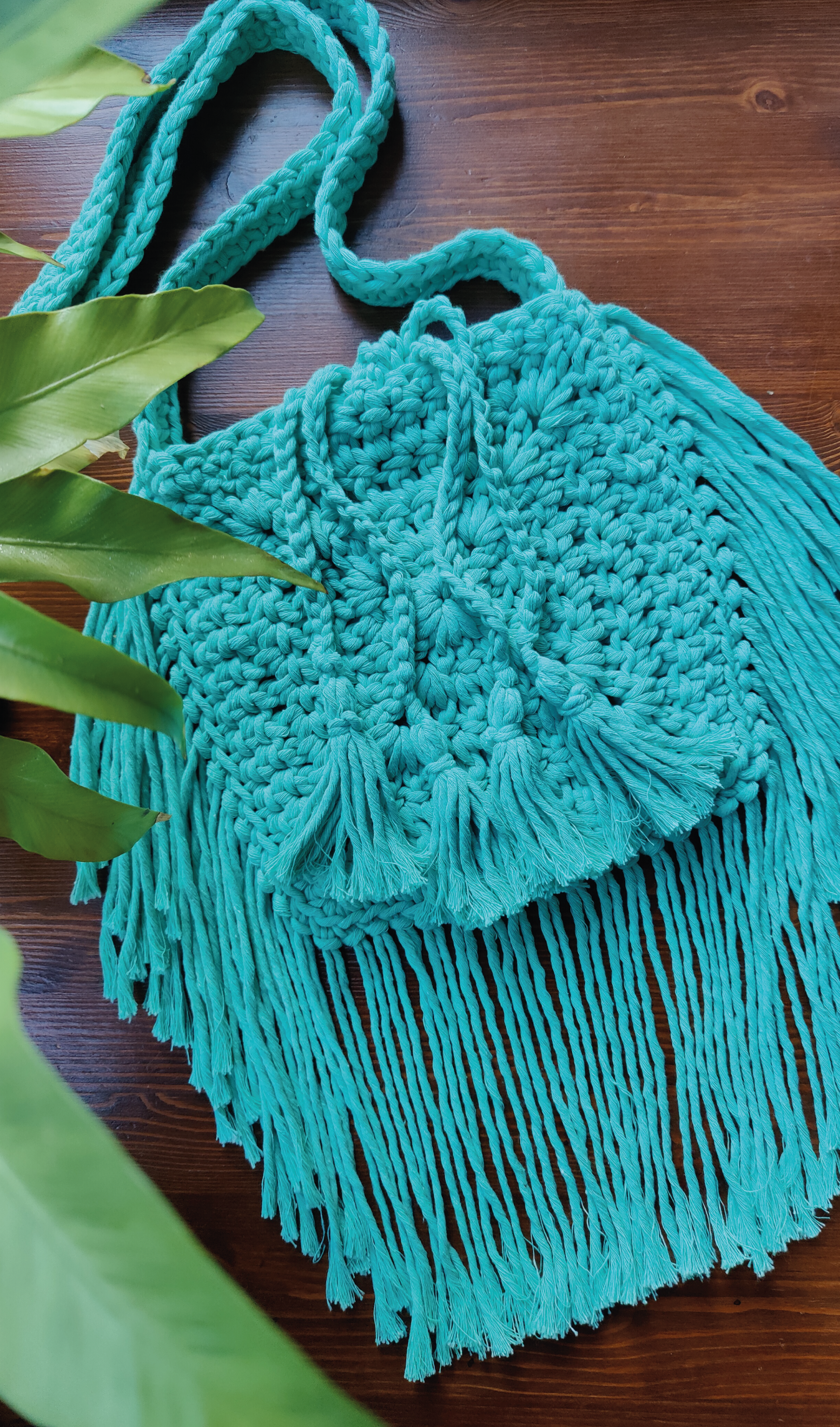 Unikat Damen Häkeltasche - Handtasche handgefertigt im Boho Hippie Ibiza -Stil mit Fransen im kräftigen mint grün. Die perfekte Tasche für Festivals und als Accessoire zu deiner Sommermode.