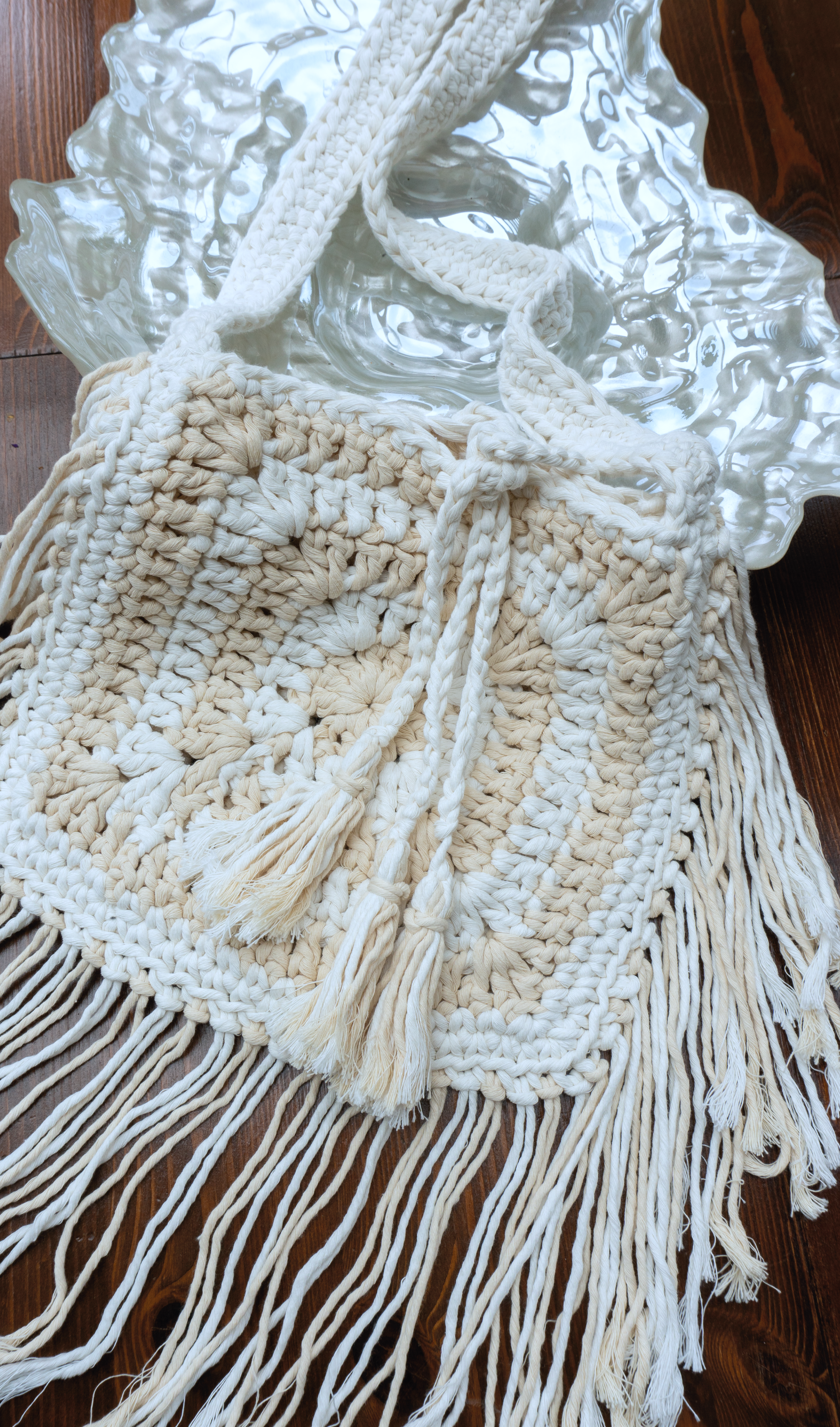 Unikat Damen Häkeltasche - Handtasche handgefertigt im Boho Hippie Ibiza -Stil mit Fransen und Bändern als Verschluss in hell beige Farben Mix. Die perfekte Tasche für Festivals und als Accessoire zu deiner Sommermode.