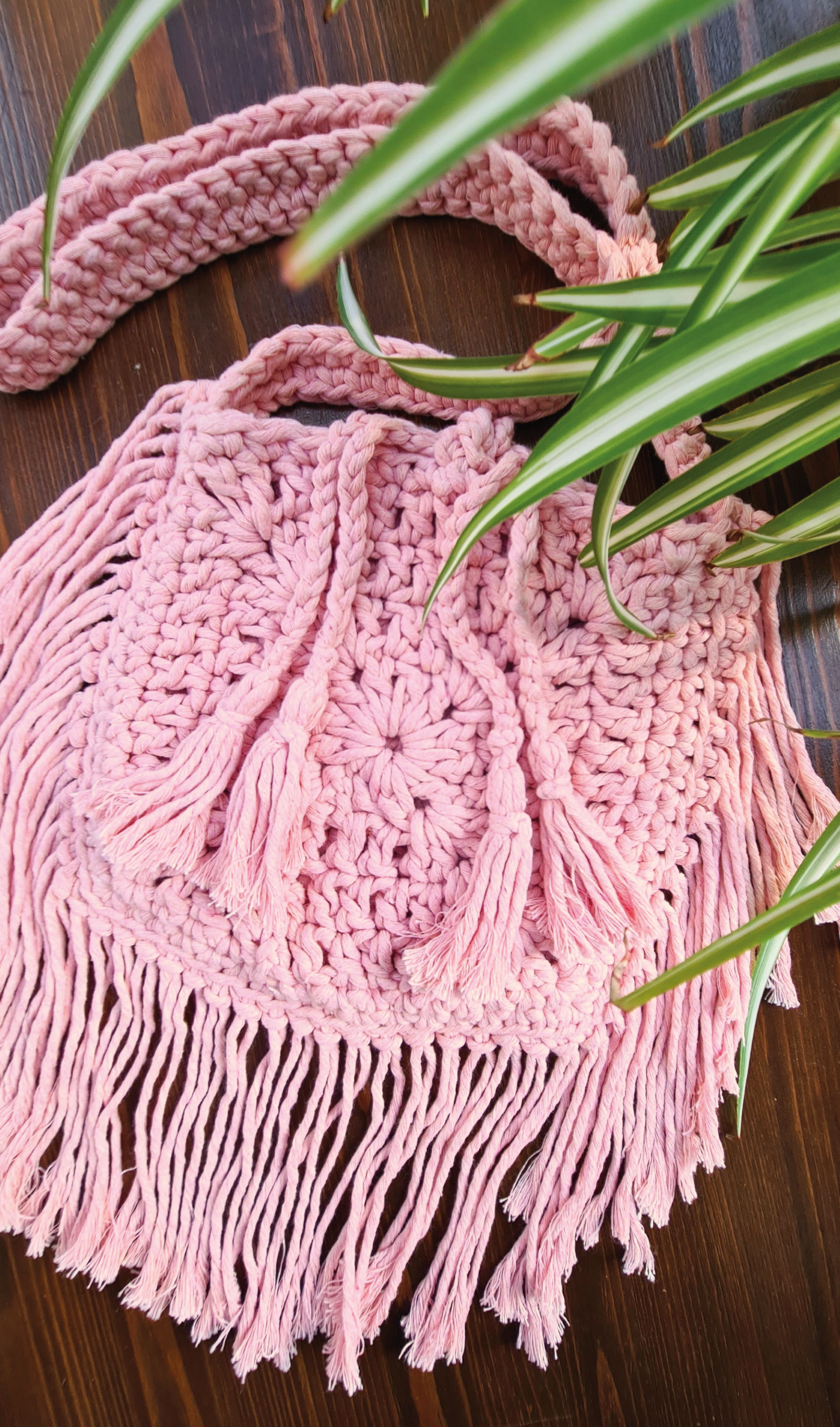 Unikat Damen Häkeltasche - Handtasche handgefertigt im Boho Hippie Ibiza -Stil mit Fransen im schicken rosa. Die perfekte Fransentasche für Festivals und als Accessoire zu deiner Sommermode.