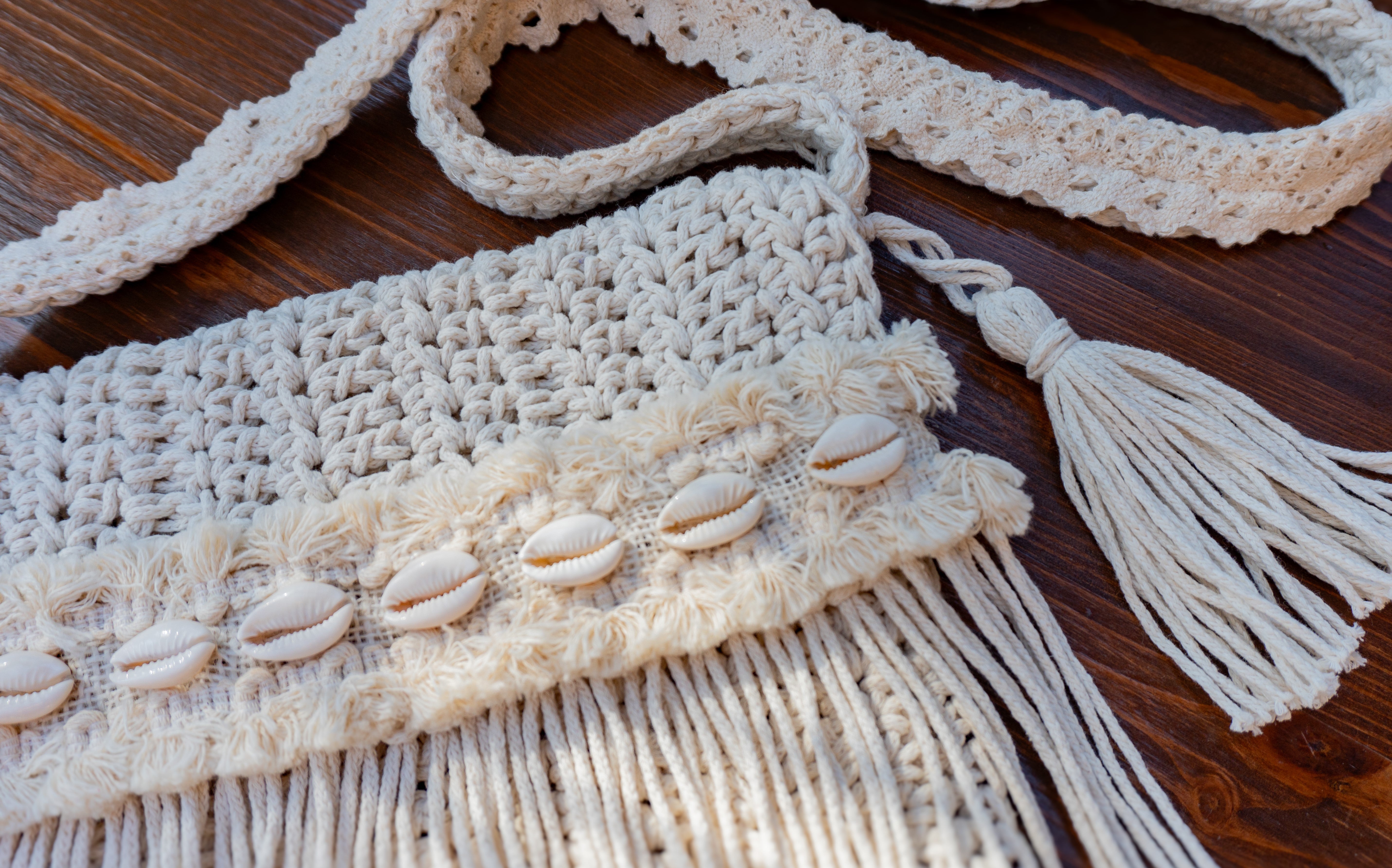 HÄKELTASCHE BEIGE MUSCHELN