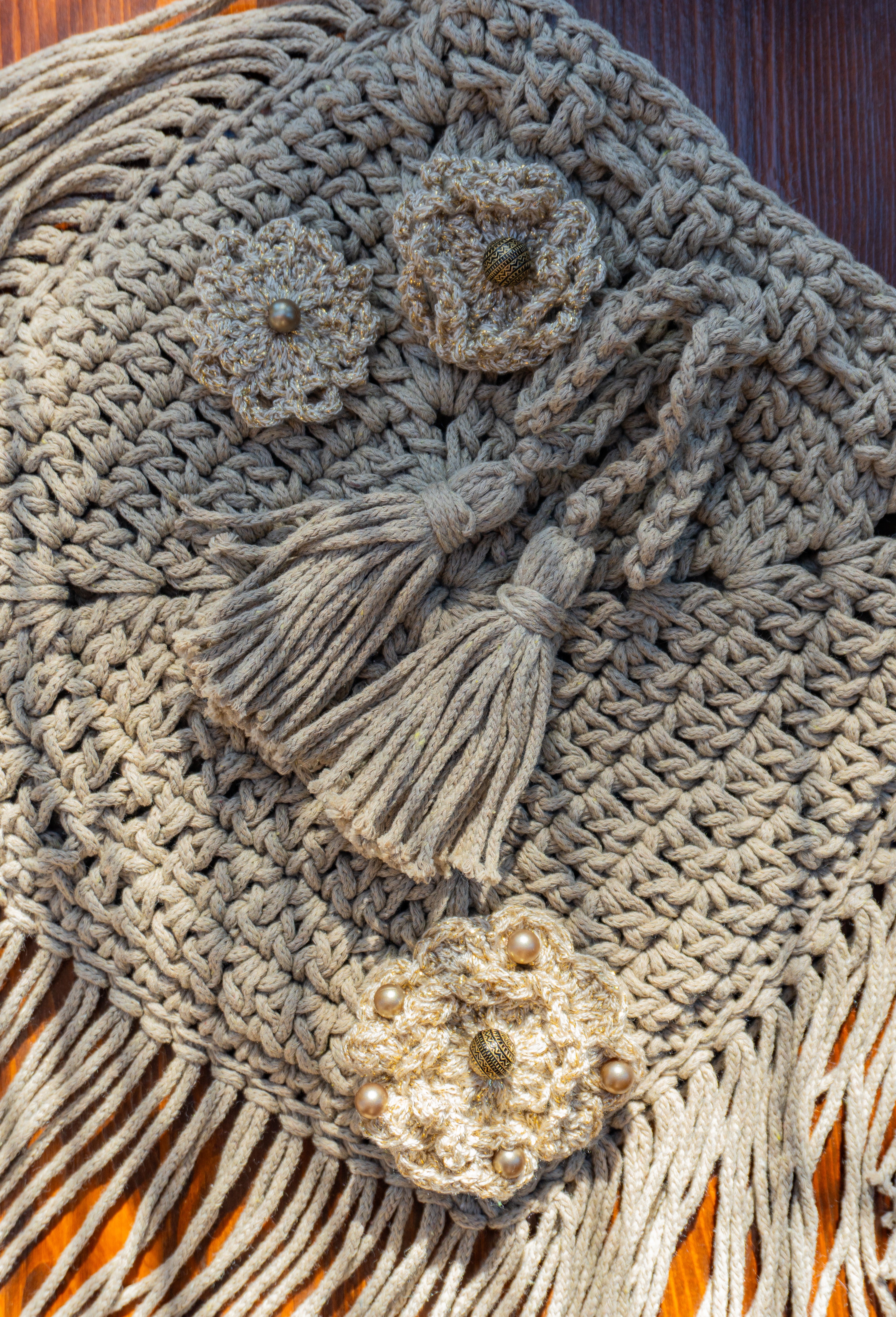 Diese Häkeltasche in Hell Khaki ist ein echtes Unikat mit Fransen und wunderschönen Blumenapplikationen in Metallic-Optik. Sie ist die perfekte Ergänzung für dein Festival- und Bohemian-Outfit oder ein toller Eyecatcher im Alltag. Lass dich von ihrem besonderen Charme verzaubern!