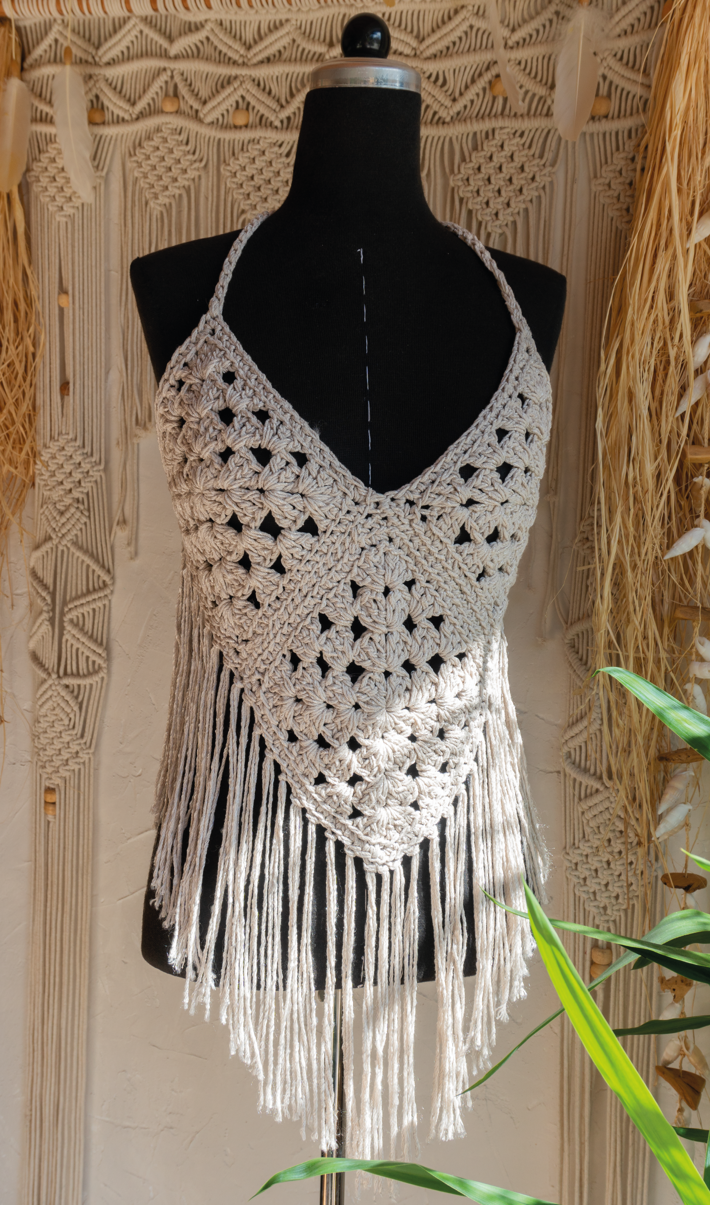 Handgefertigte, luftige Sommerkleidung im Boho Hippie-Ibiza-Stil für Frauen! Dieses beige Häkeltop kann im Nacken und am Rücken ganz individuell angepasst werden. Perfekt für den Strand, Festivals oder als Sommeroutfit!