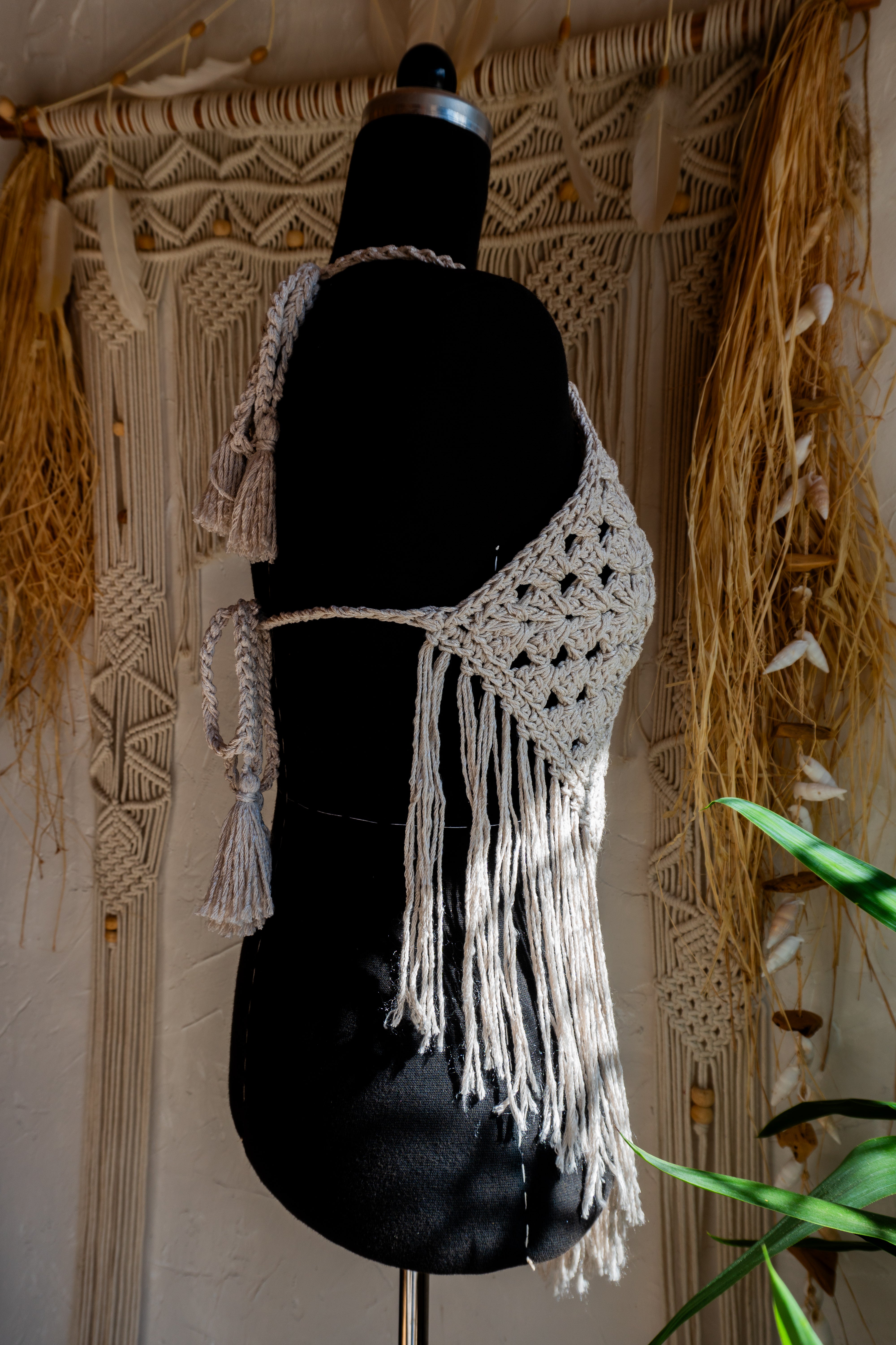 Handgefertigte, luftige Sommerkleidung im Boho Hippie-Ibiza-Stil für Frauen! Dieses beige Häkeltop kann im Nacken und am Rücken ganz individuell angepasst werden. Perfekt für den Strand, Festivals oder als Sommeroutfit!