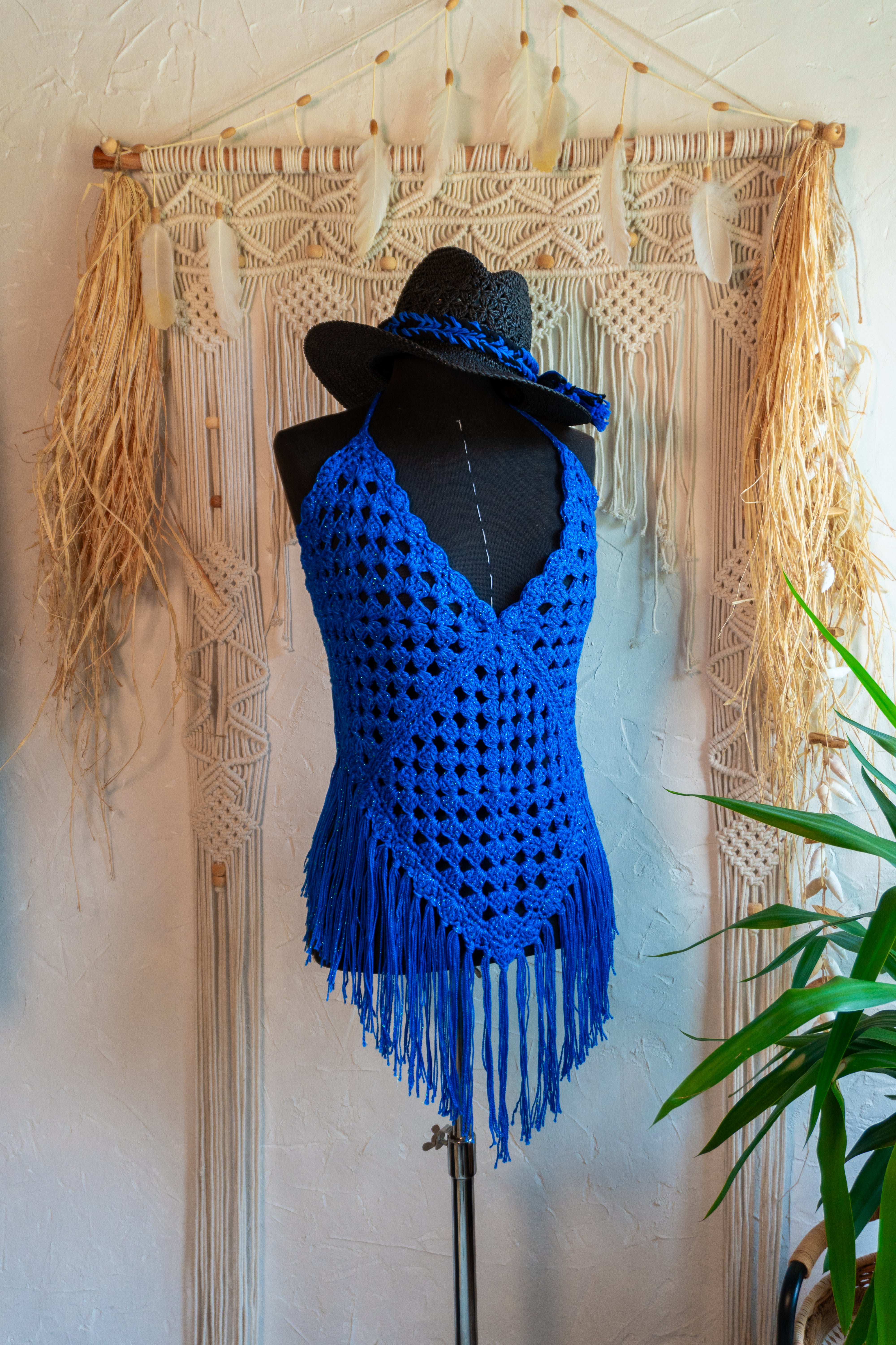 Das handgefertigte Häkeltop in strahlendem Königsblau mit Metallic-Effekt Garn und Fransen ist der ideale Begleiter für Festivals, Strandtage und den Sommer! Die verstellbaren Bänder am Nacken und Rücken sorgen für bequemen Tragekomfort. Die Verwendung von hochwertiger merzerisierter Baumwolle verleiht dem Top eine besonders weiche Textur.