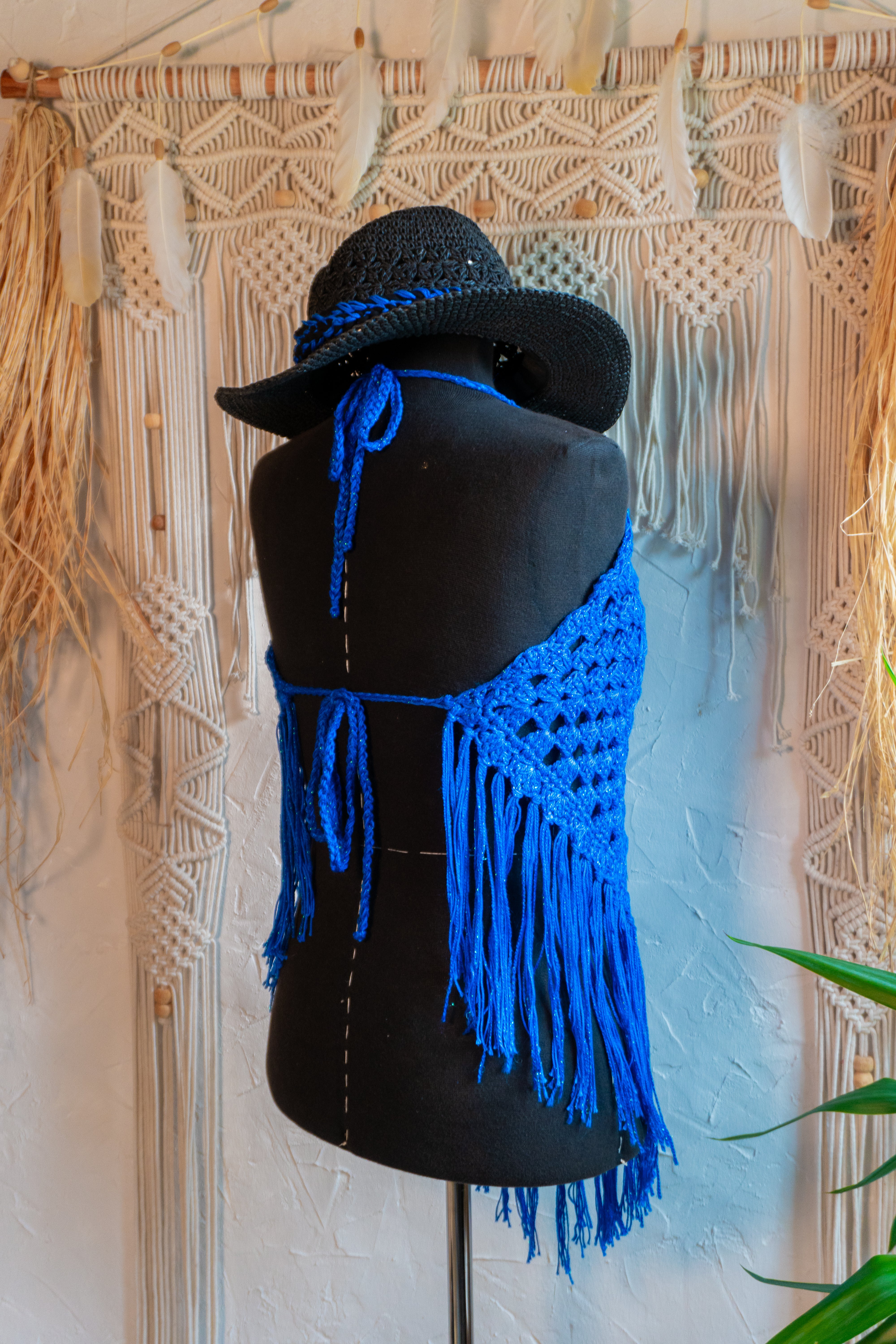 Das handgefertigte Häkeltop in strahlendem Königsblau mit Metallic-Effekt Garn und Fransen ist der ideale Begleiter für Festivals, Strandtage und den Sommer! Die verstellbaren Bänder am Nacken und Rücken sorgen für bequemen Tragekomfort. Die Verwendung von hochwertiger merzerisierter Baumwolle verleiht dem Top eine besonders weiche Textur.