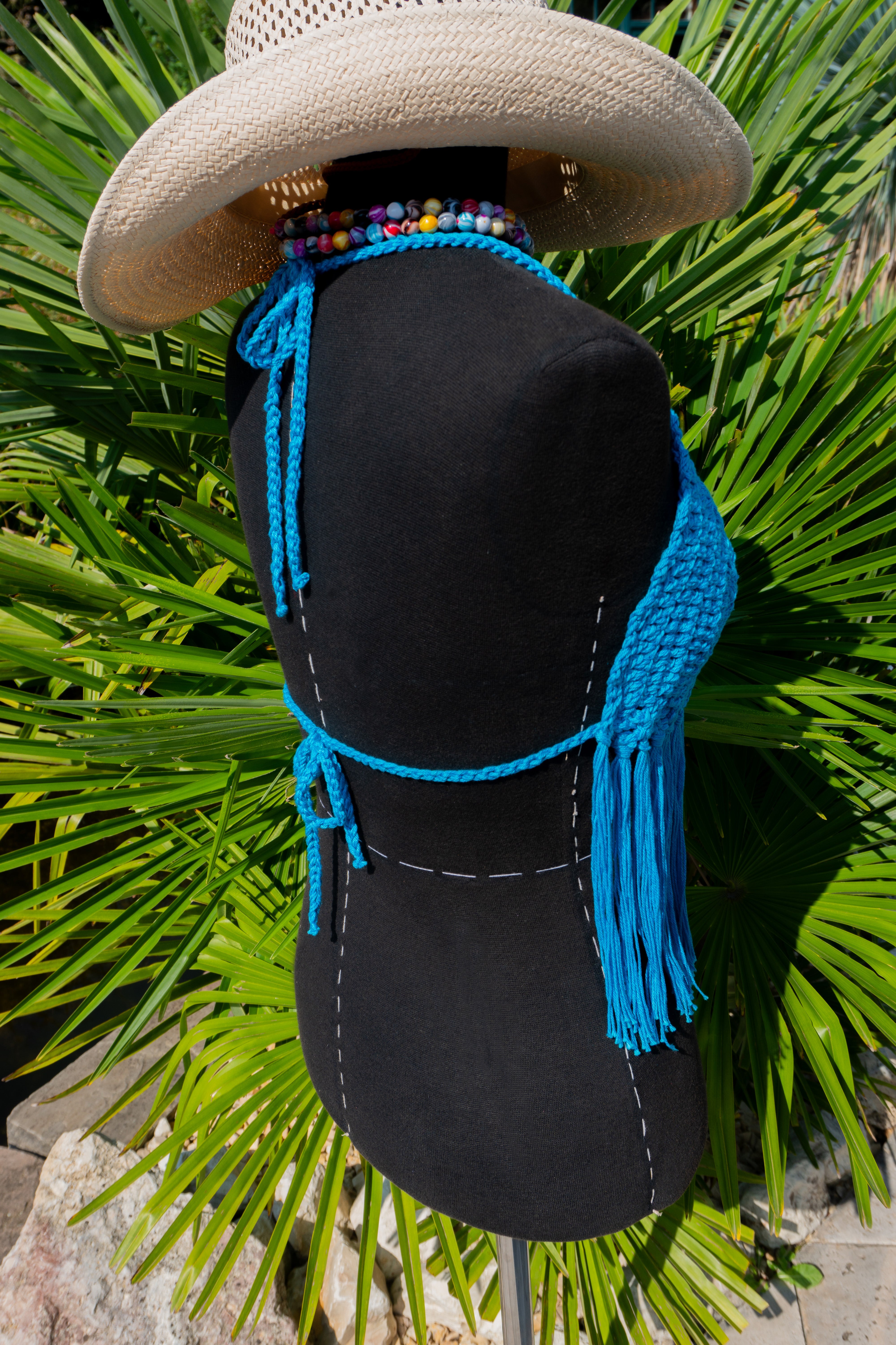 Handgefertigtes Häkeltop in leuchtendem Türkis mit Fransen ist der ideale Begleiter für Festivals, Strandtage und den Sommer! Die verstellbaren Bänder am Nacken und Rücken sorgen für bequemen Tragekomfort. Aus hochwertiger merzerisierter Baumwolle.