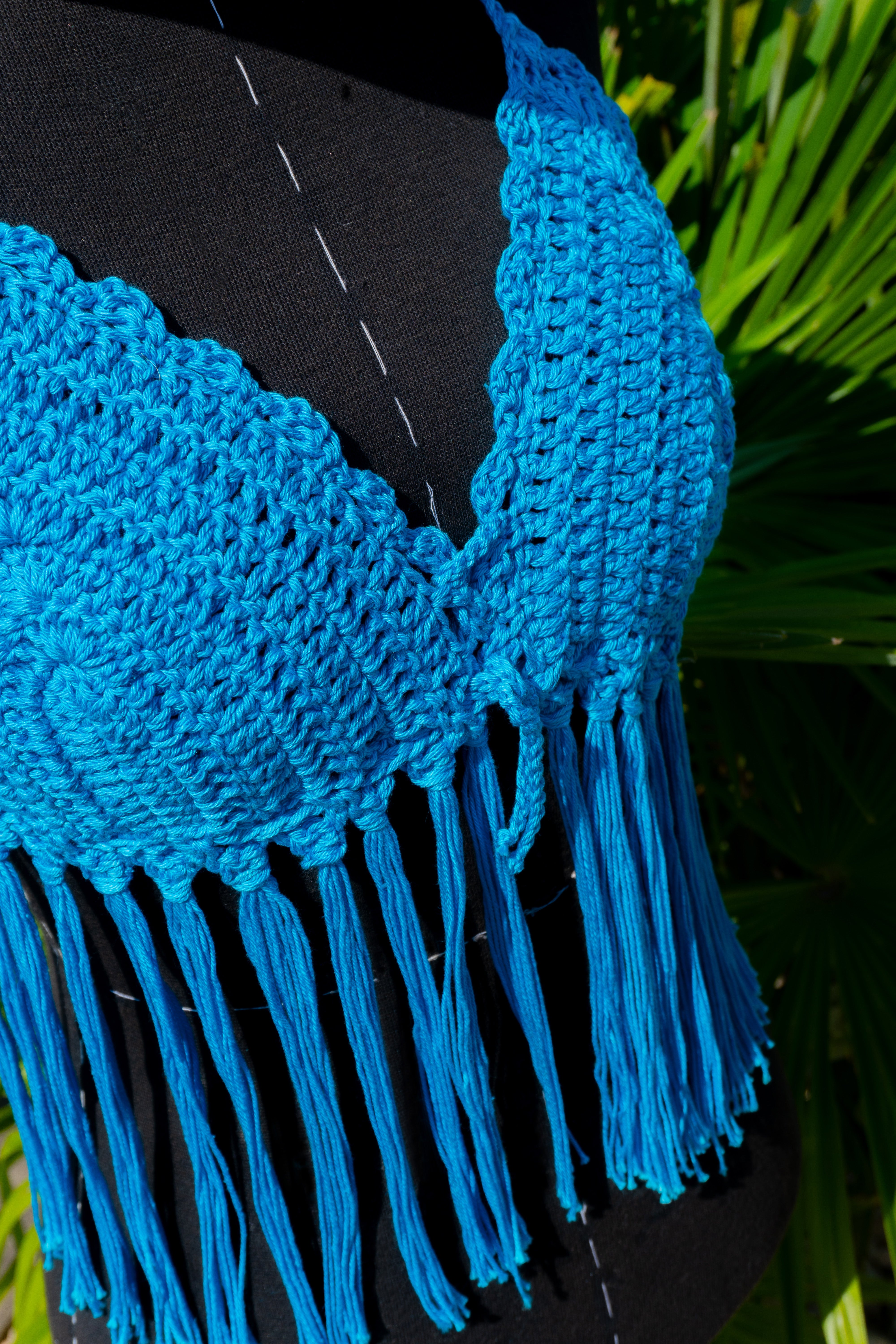 Handgefertigtes Häkeltop in leuchtendem Türkis mit Fransen ist der ideale Begleiter für Festivals, Strandtage und den Sommer! Die verstellbaren Bänder am Nacken und Rücken sorgen für bequemen Tragekomfort. Aus hochwertiger merzerisierter Baumwolle.