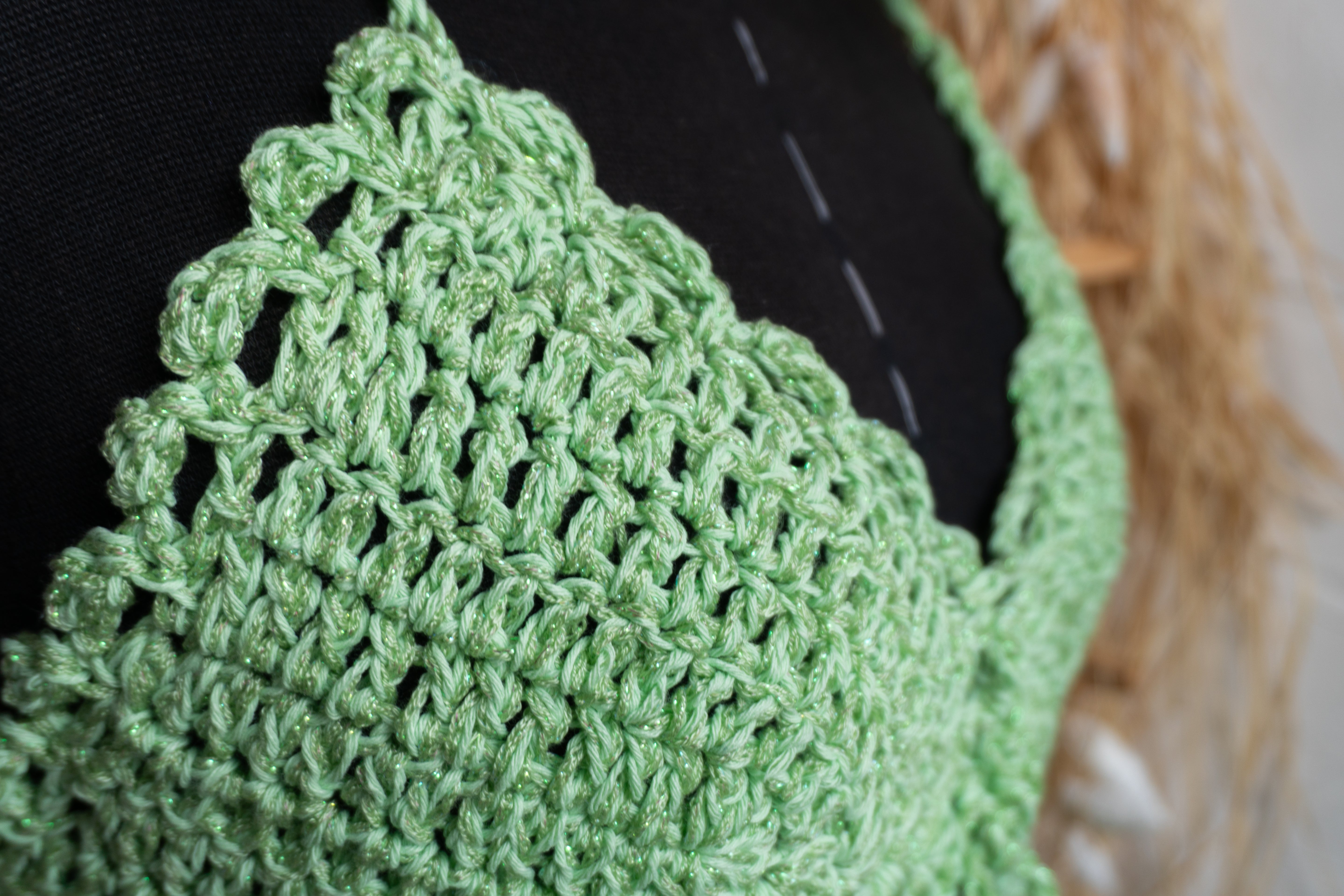 Bring einen Hauch von Boho-Eleganz in dein Outfit mit dem handgefertigten Häkeltop in hellgrün. Die filigrane Häkelarbeit, Fransen und der Kantenabschluss verleihen dem Top Charme und Individualität. Verstellbar im Nacken, am Rücken und am Ausschnitt für optimalen Tragekomfort. Das weiche Garn mit Metallic-Effekt sorgt für einen edlen Touch.