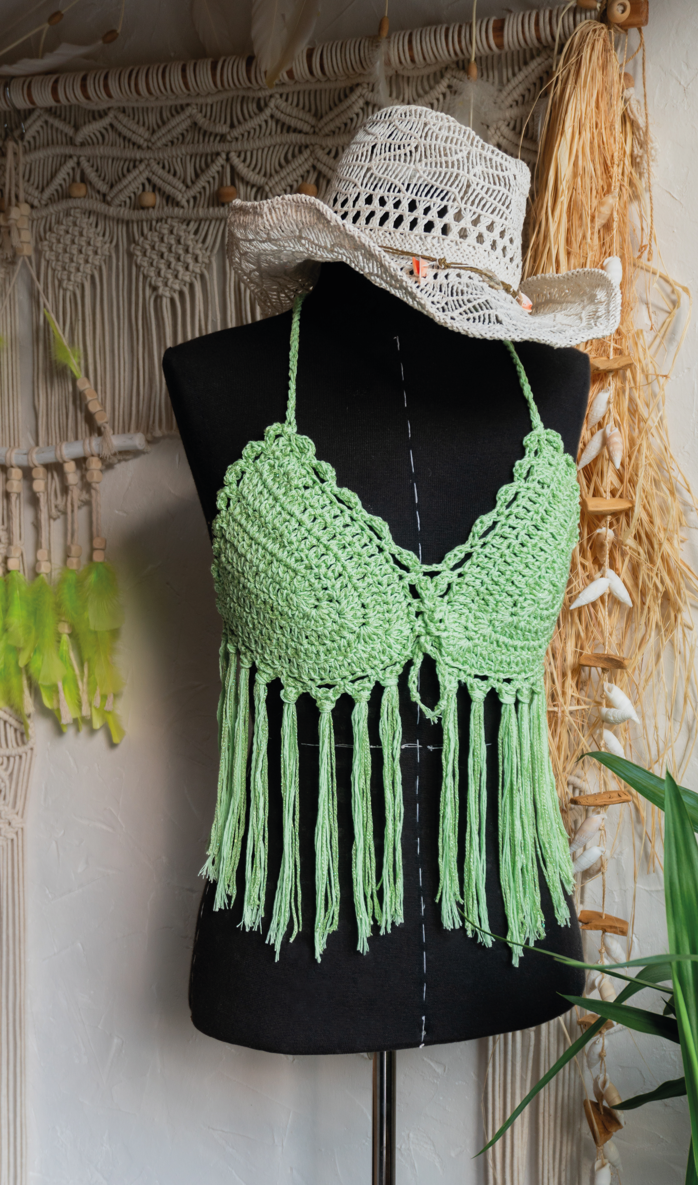 Bring einen Hauch von Boho-Eleganz in dein Outfit mit dem handgefertigten Häkeltop in hellgrün. Die filigrane Häkelarbeit, Fransen und der Kantenabschluss verleihen dem Top Charme und Individualität. Verstellbar im Nacken, am Rücken und am Ausschnitt für optimalen Tragekomfort. Das weiche Garn mit Metallic-Effekt sorgt für einen edlen Touch.