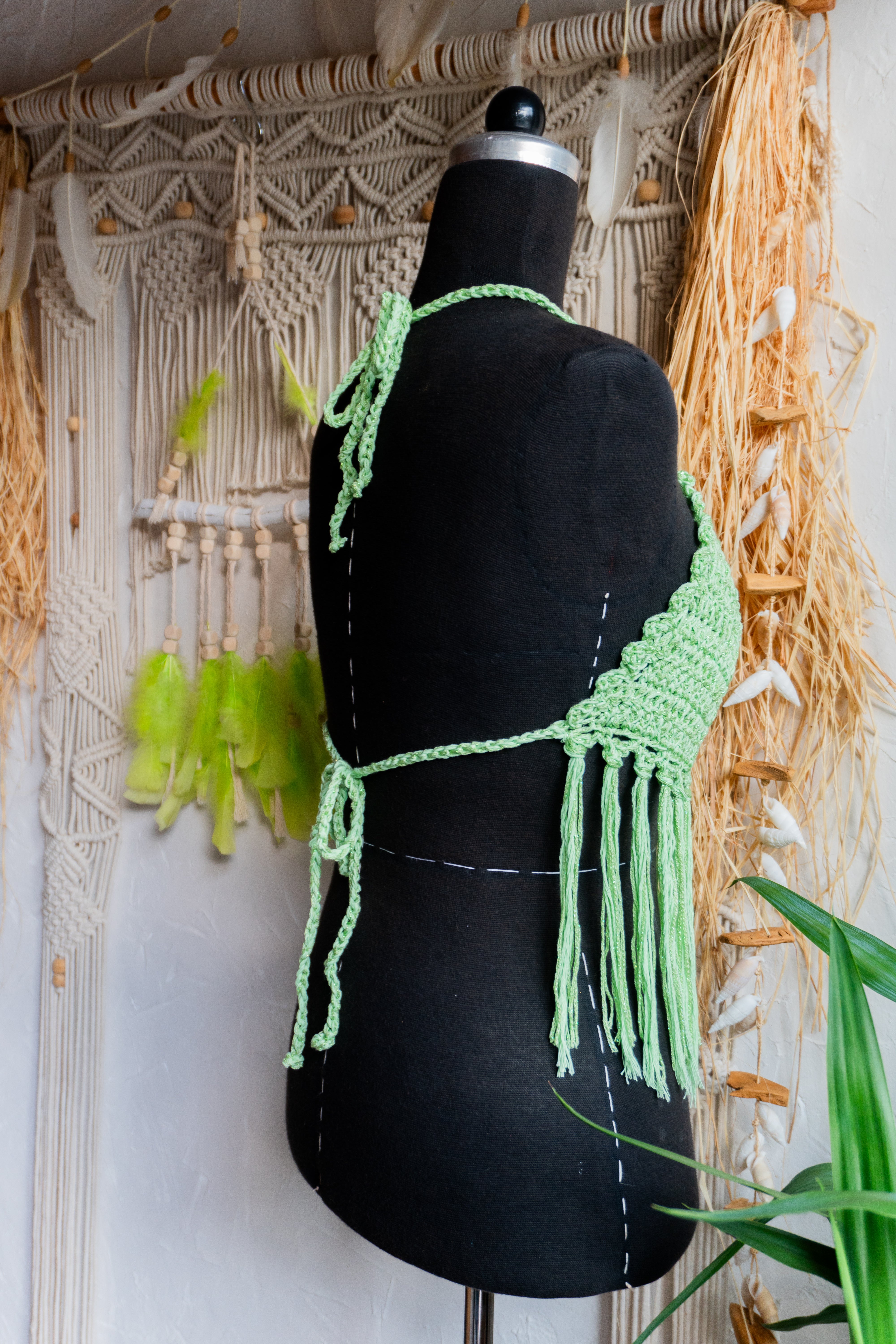 Bring einen Hauch von Boho-Eleganz in dein Outfit mit dem handgefertigten Häkeltop in hellgrün. Die filigrane Häkelarbeit, Fransen und der Kantenabschluss verleihen dem Top Charme und Individualität. Verstellbar im Nacken, am Rücken und am Ausschnitt für optimalen Tragekomfort. Das weiche Garn mit Metallic-Effekt sorgt für einen edlen Touch.