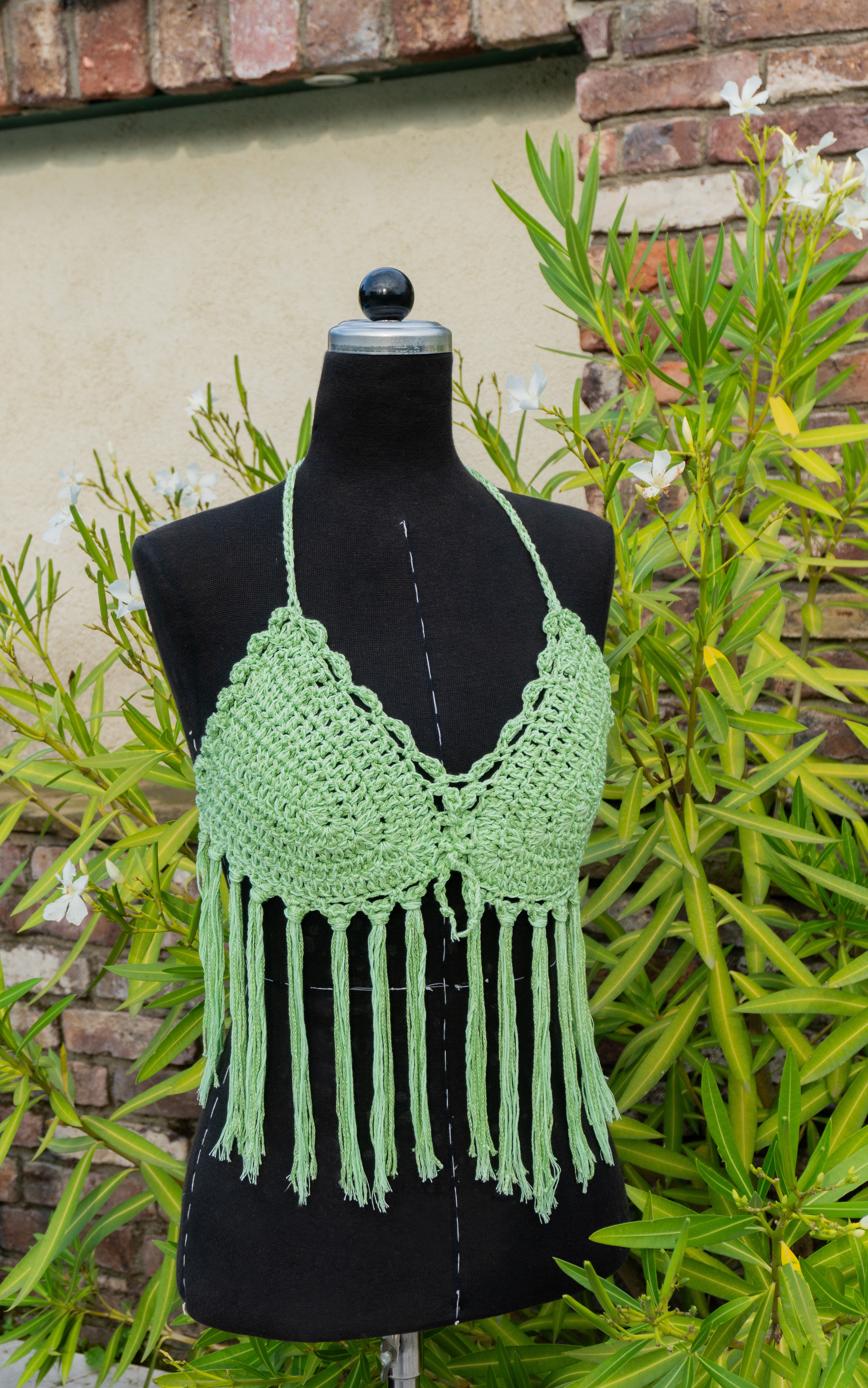 Bring einen Hauch von Boho-Eleganz in dein Outfit mit dem handgefertigten Häkeltop in hellgrün. Die filigrane Häkelarbeit, Fransen und der Kantenabschluss verleihen dem Top Charme und Individualität. Verstellbar im Nacken, am Rücken und am Ausschnitt für optimalen Tragekomfort. Das weiche Garn mit Metallic-Effekt sorgt für einen edlen Touch.