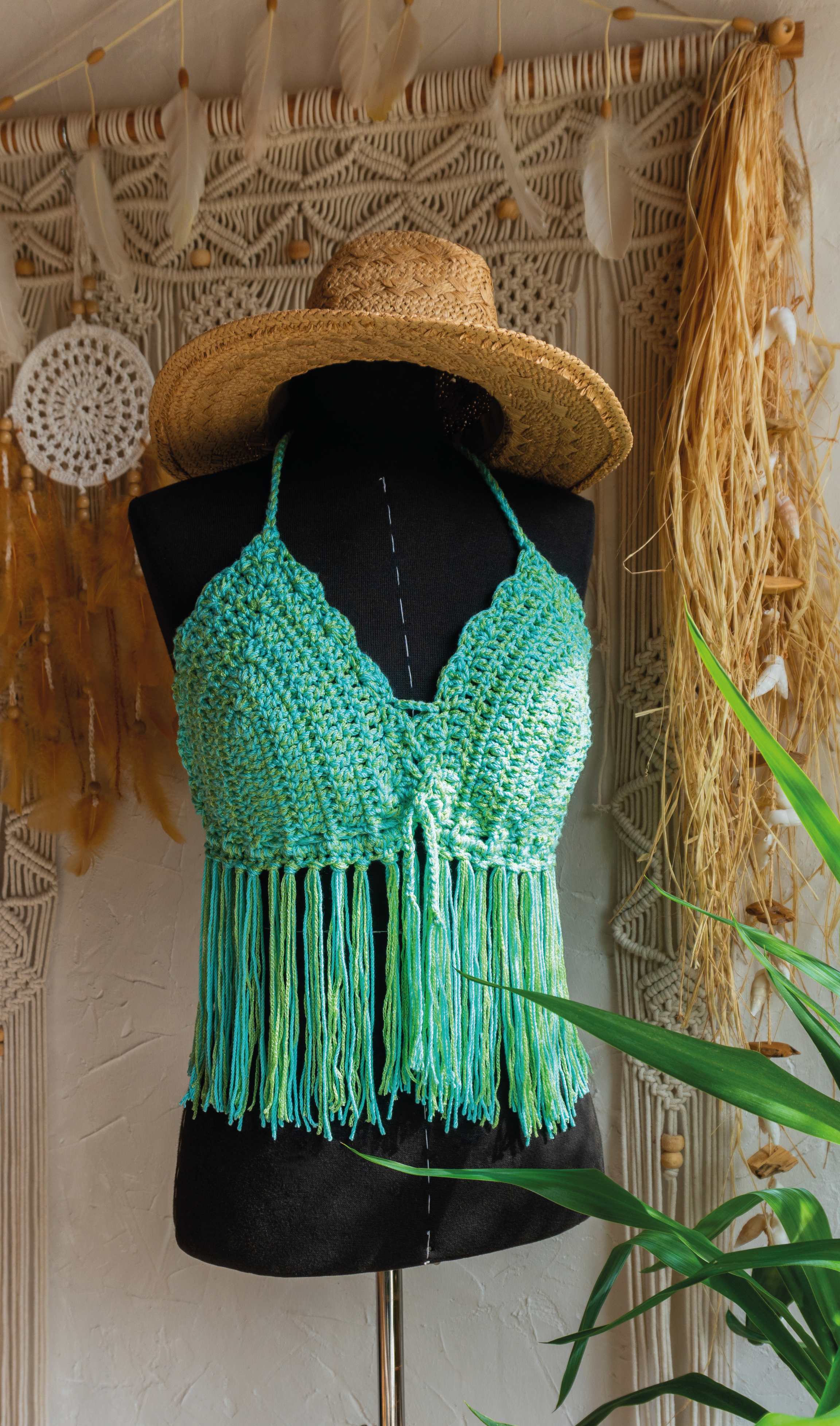 Handgefertigtes Häkeltop in Grün-Mint. Die Fransen und der Kantenabschluss verleihen dem Top einen verspielten Look. Das weiche Garn mit Metallic-Effekt fühlt sich nicht nur angenehm auf der Haut an, sondern verleiht auch einen edlen Touch. Verstellbar im Nacken, am Rücken und am Ausschnitt für optimalen Tragekomfort.