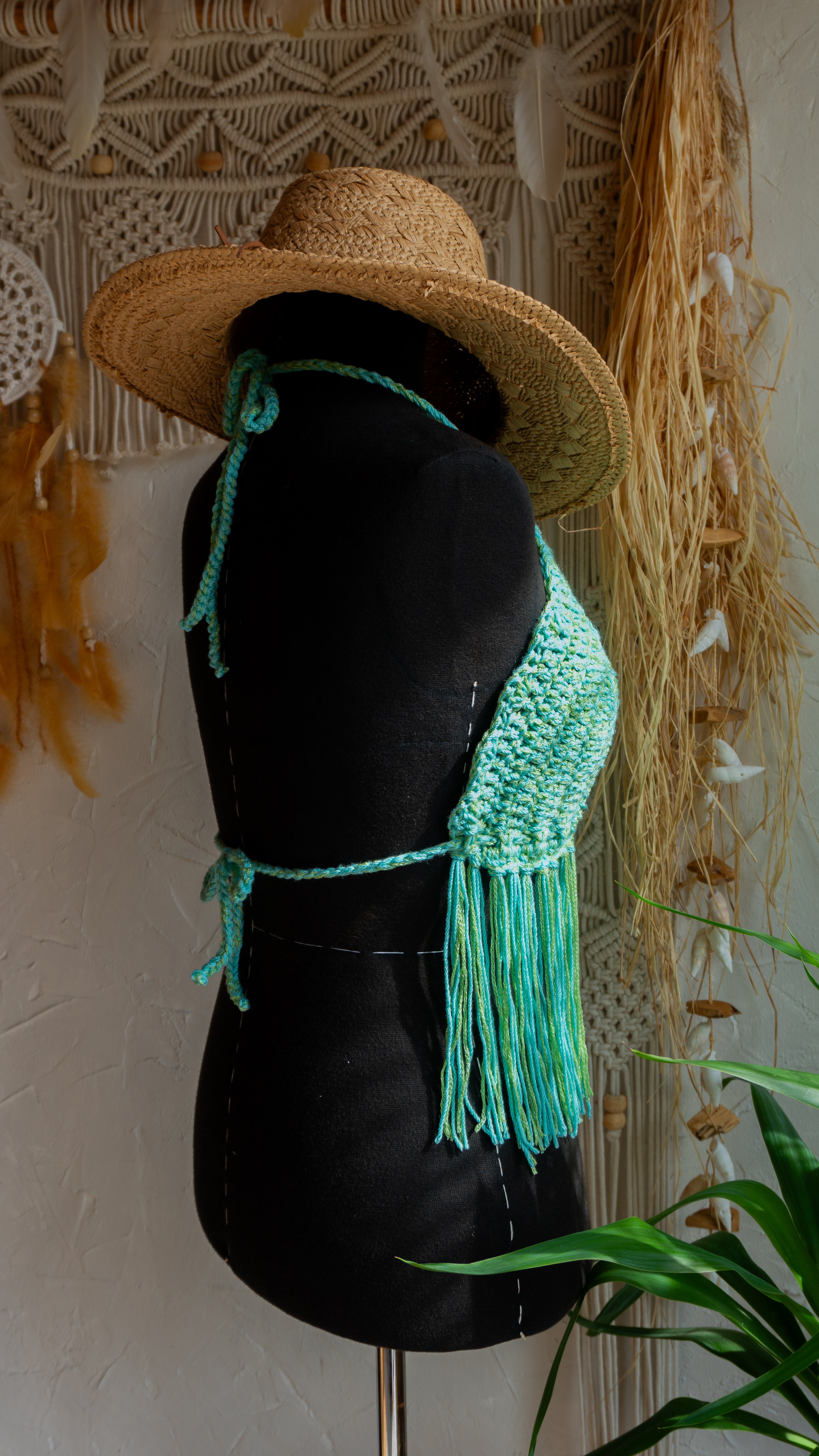 Handgefertigtes Häkeltop in Grün-Mint. Die Fransen und der Kantenabschluss verleihen dem Top einen verspielten Look. Das weiche Garn mit Metallic-Effekt fühlt sich nicht nur angenehm auf der Haut an, sondern verleiht auch einen edlen Touch. Verstellbar im Nacken, am Rücken und am Ausschnitt für optimalen Tragekomfort.