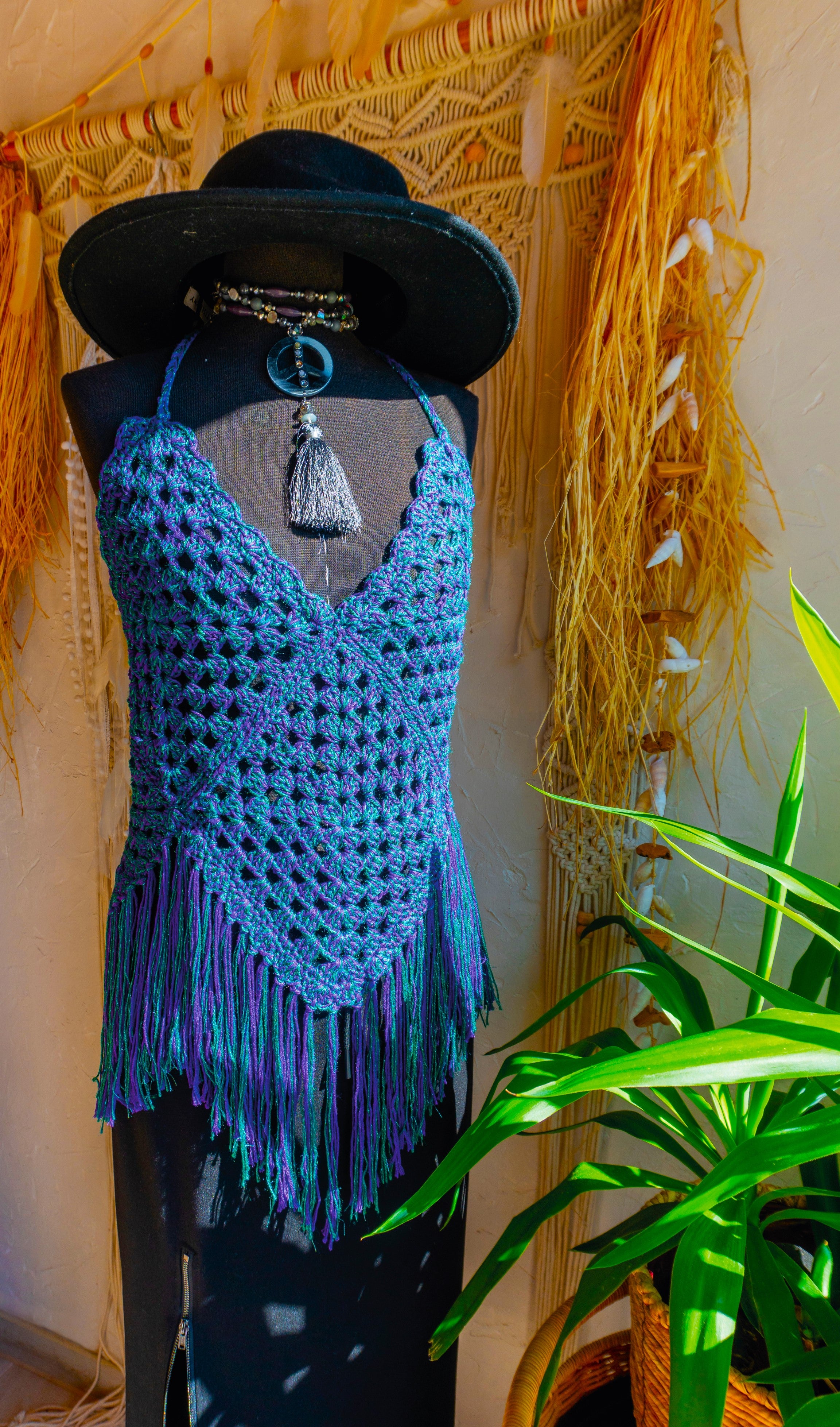 Handgefertigtes Unikat Häkeltop in einem auffälligen Farbmix aus Lila-Grün Metallic - ein stylisher Hingucker! Perfekt für ein stylisches Boho-inspiriertes Outfit. Individuell anpassbare Neckholder-Träger und Rückenbänder sorgen für perfekten Sitz und ein angenehmes Hautgefühl. Die stylischen Fransen verleihen dem Top eine lässige Note und machen es zum absoluten Must-have. Kombiniere es nach Bedarf mit einem passenden Bikini Oberteil darunter. Mit Liebe in Deutschland handgefertigt.