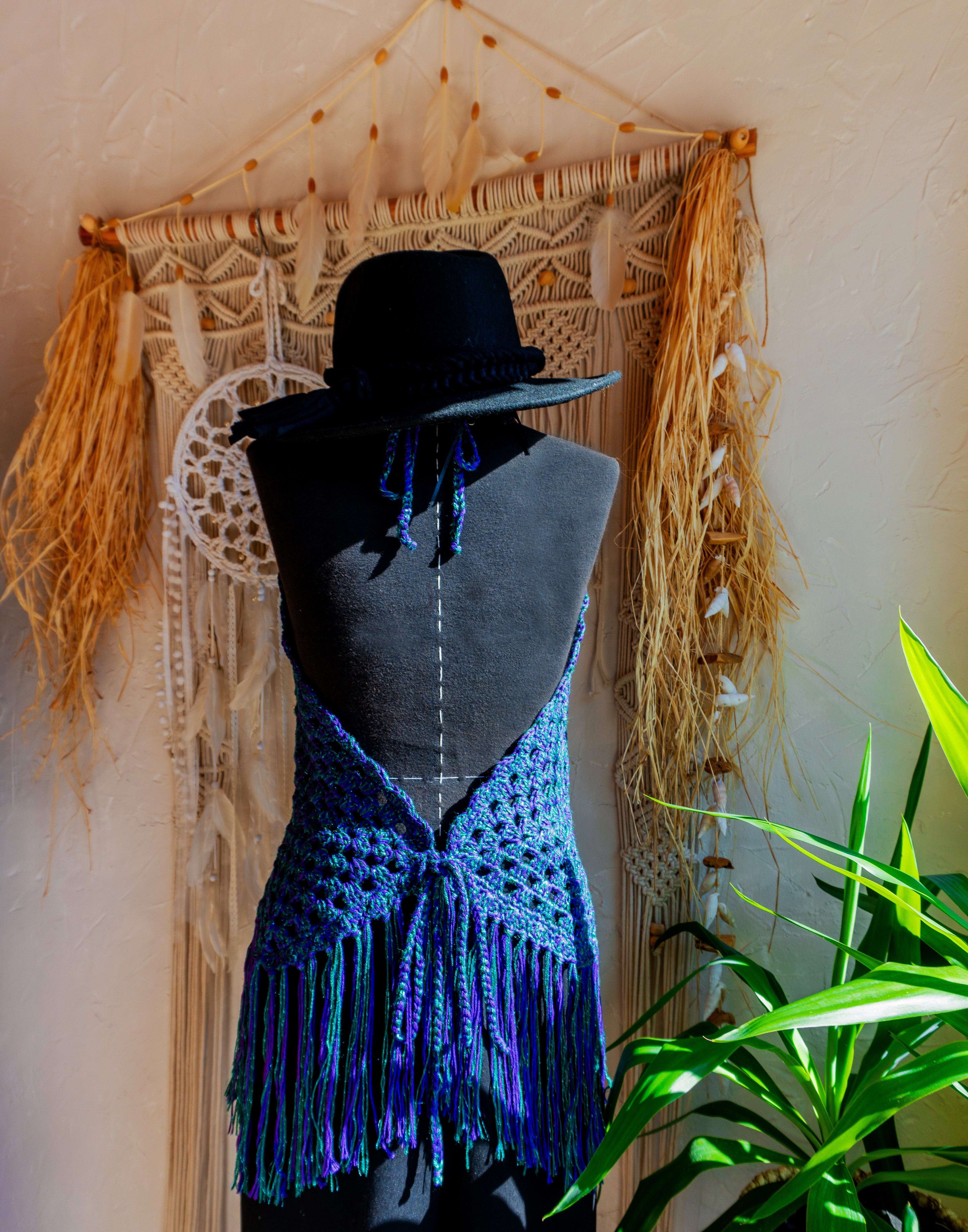 Handgefertigtes Unikat Häkeltop in einem auffälligen Farbmix aus Lila-Grün Metallic - ein stylisher Hingucker! Perfekt für ein stylisches Boho-inspiriertes Outfit. Individuell anpassbare Neckholder-Träger und Rückenbänder sorgen für perfekten Sitz und ein angenehmes Hautgefühl. Die stylischen Fransen verleihen dem Top eine lässige Note und machen es zum absoluten Must-have. Kombiniere es nach Bedarf mit einem passenden Bikini Oberteil darunter. Mit Liebe in Deutschland handgefertigt.