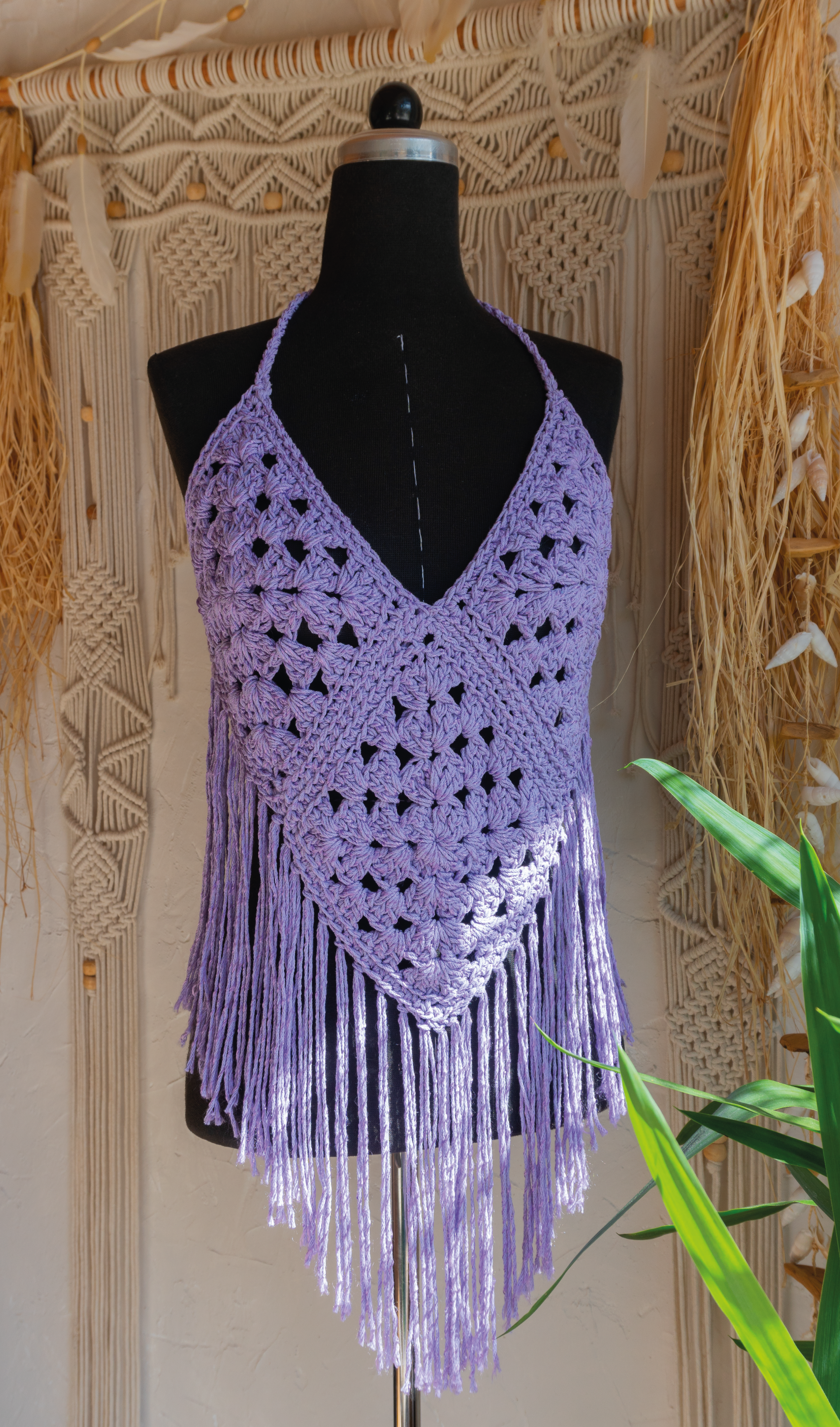 Handgefertigte, luftige Sommerkleidung im Hippie-Ibiza-Stil für Frauen! Dieses flieder lila Häkeltop kann im Nacken und am Rücken ganz nach Wunsch angepasst werden. Perfekt für den Strand, Festivals oder als Sommeroutfit!