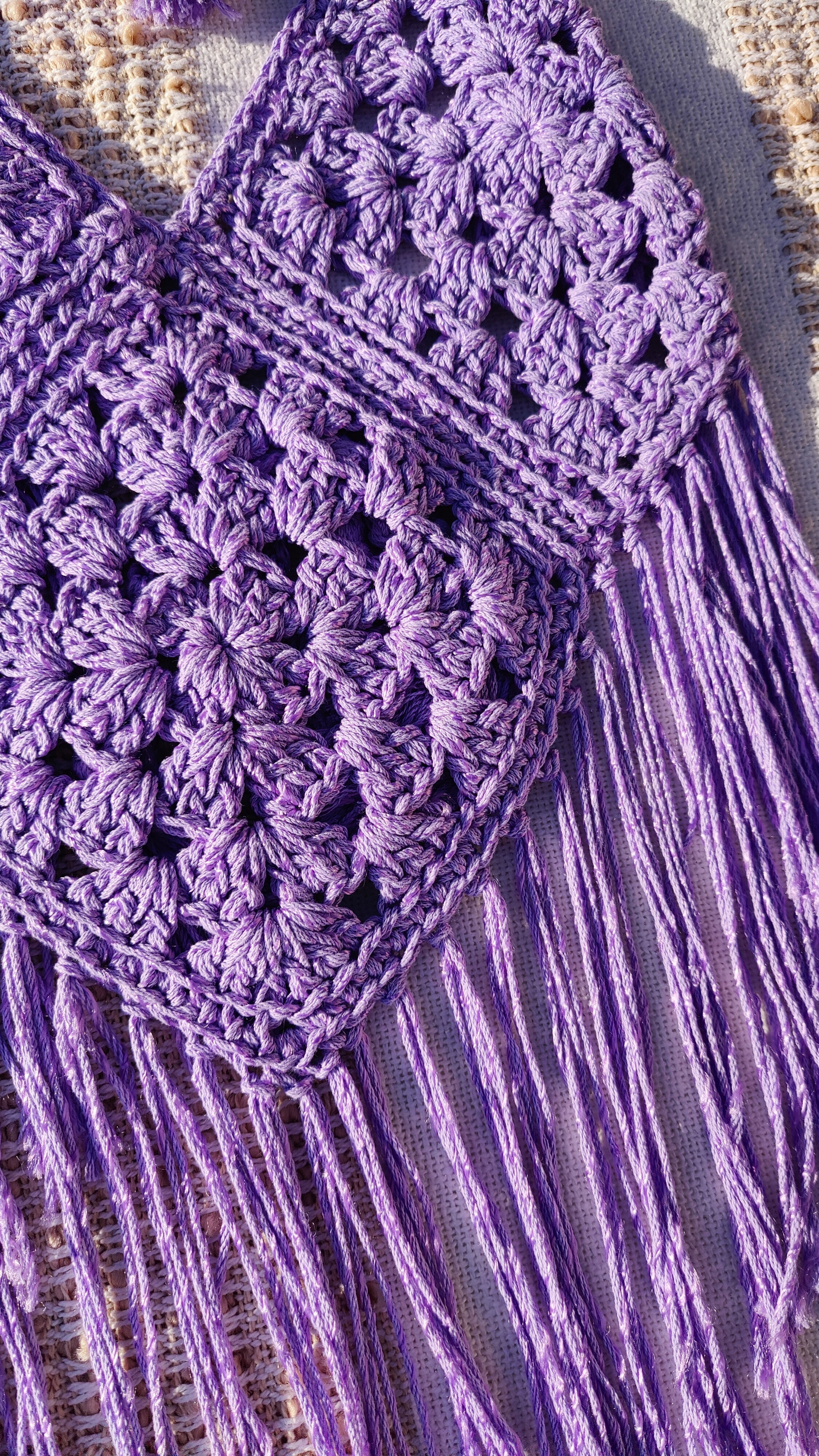 Handgefertigte, luftige Sommerkleidung im Hippie-Ibiza-Stil für Frauen! Dieses flieder lila Häkeltop kann im Nacken und am Rücken ganz nach Wunsch angepasst werden. Perfekt für den Strand, Festivals oder als Sommeroutfit!