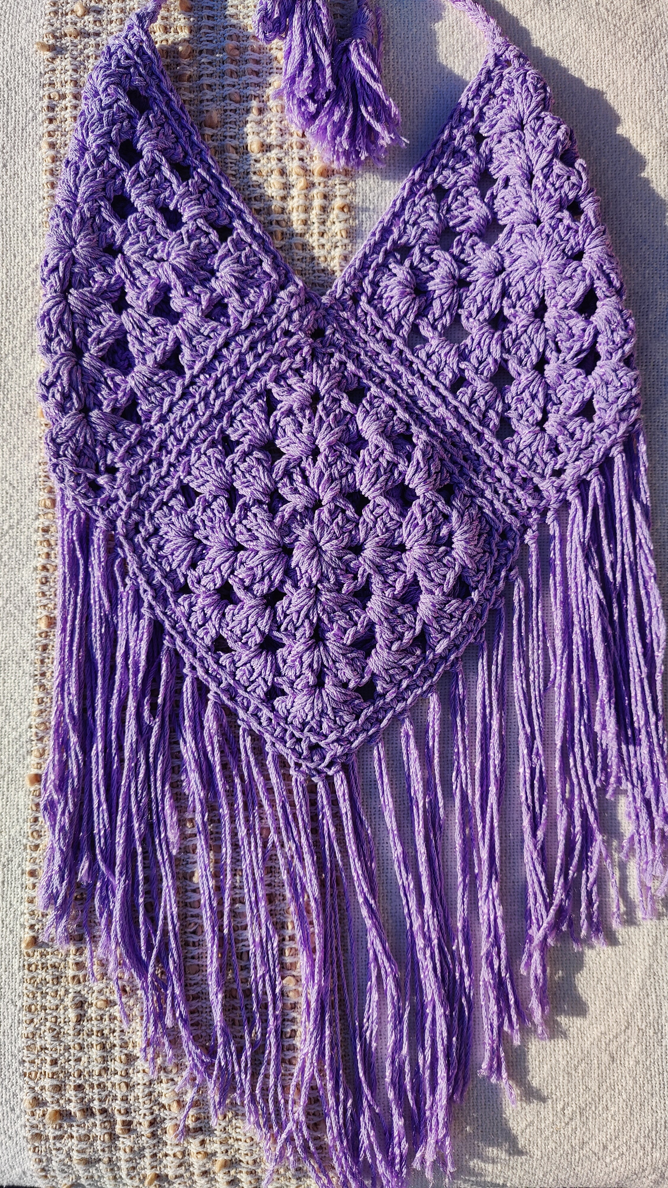 Handgefertigte, luftige Sommerkleidung im Hippie-Ibiza-Stil für Frauen! Dieses flieder lila Häkeltop kann im Nacken und am Rücken ganz nach Wunsch angepasst werden. Perfekt für den Strand, Festivals oder als Sommeroutfit!