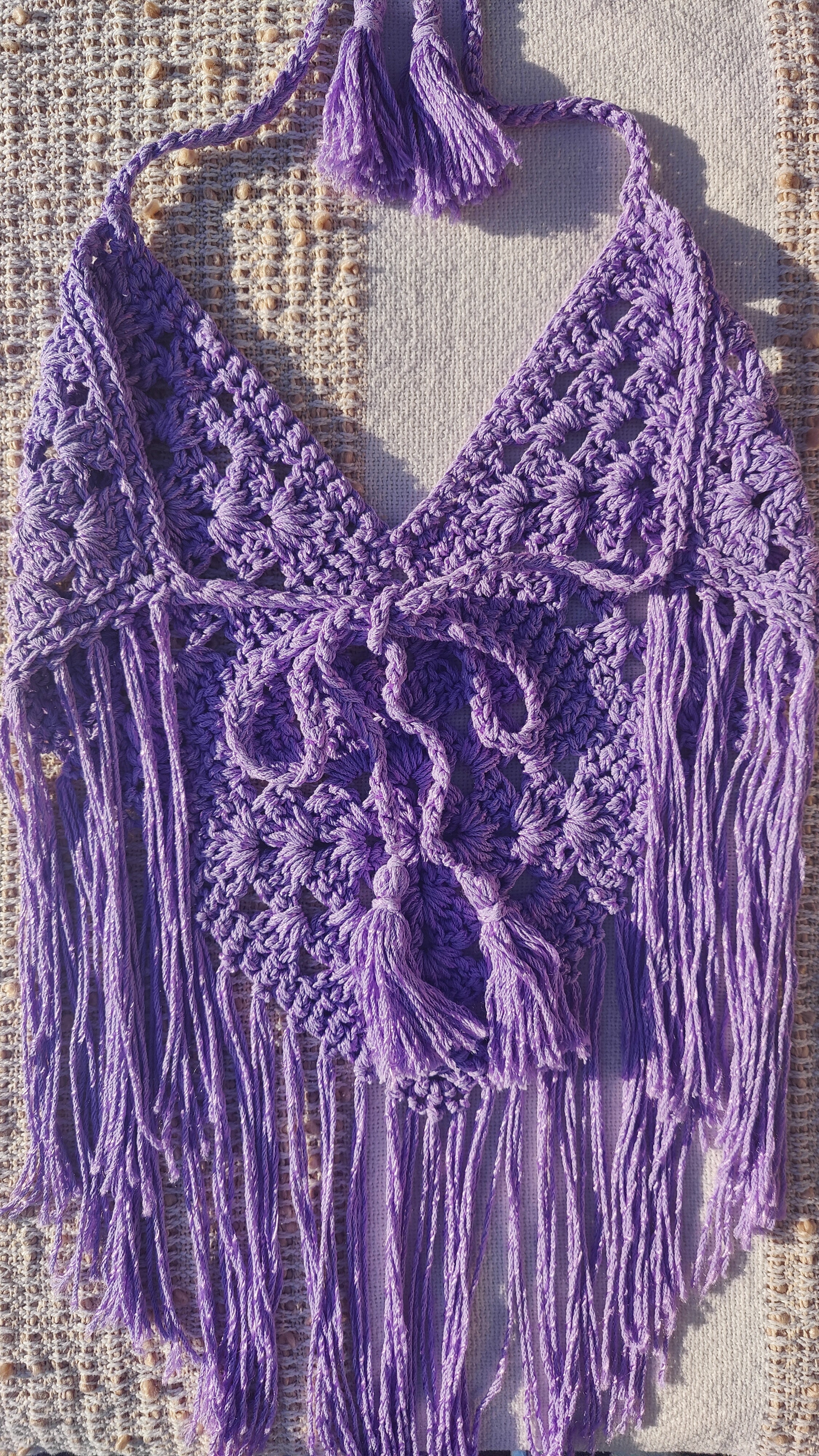 Handgefertigte, luftige Sommerkleidung im Hippie-Ibiza-Stil für Frauen! Dieses flieder lila Häkeltop kann im Nacken und am Rücken ganz nach Wunsch angepasst werden. Perfekt für den Strand, Festivals oder als Sommeroutfit!