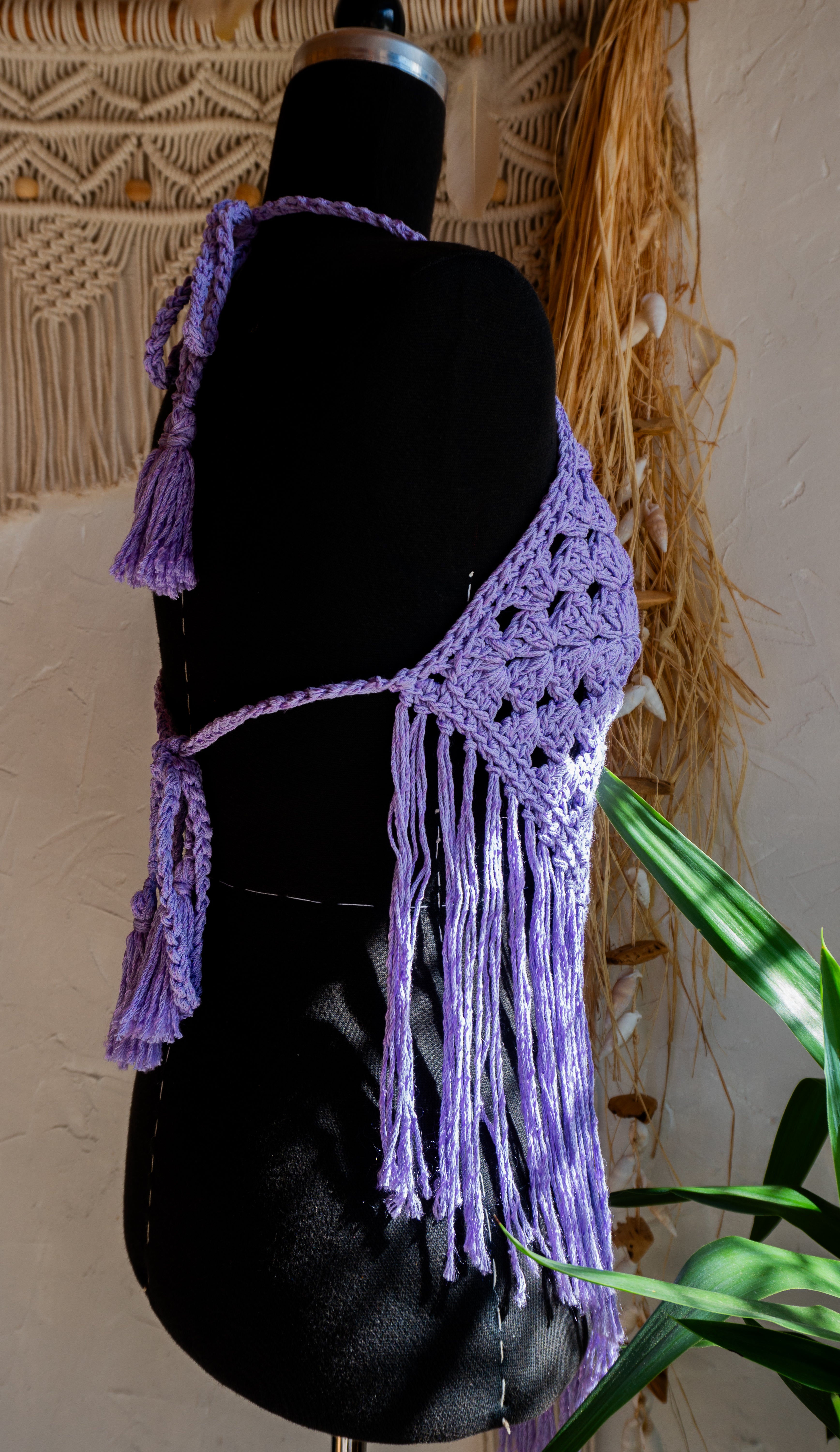 Handgefertigte, luftige Sommerkleidung im Hippie-Ibiza-Stil für Frauen! Dieses flieder lila Häkeltop kann im Nacken und am Rücken ganz nach Wunsch angepasst werden. Perfekt für den Strand, Festivals oder als Sommeroutfit!