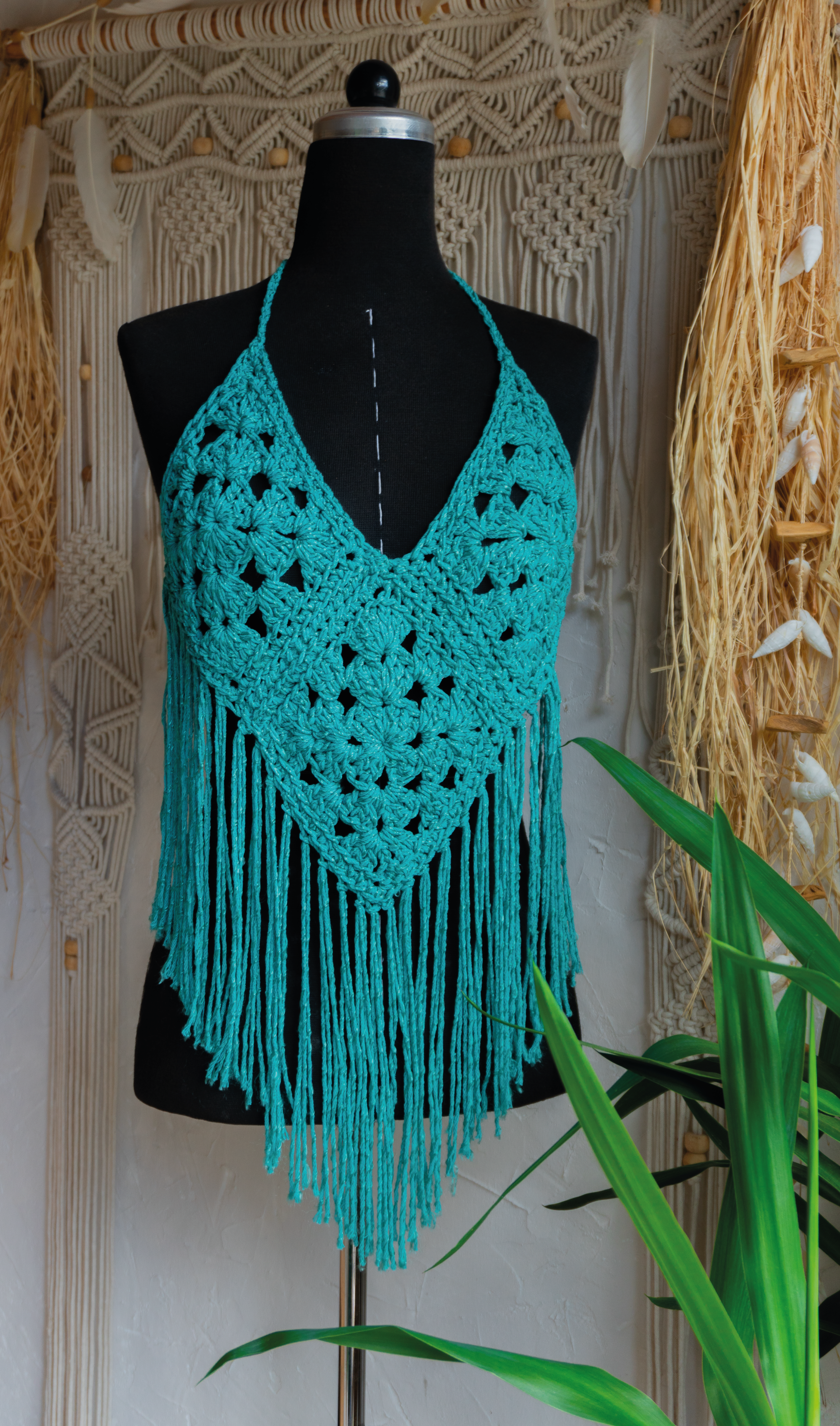 Handgefertigte, luftige Sommerkleidung im Boho Hippie-Ibiza-Stil für Frauen! Dieses mint grüne Häkeltop kann im Nacken und am Rücken ganz nach Wunsch angepasst werden. Perfekt für den Strand, Festivals oder als Sommeroutfit!