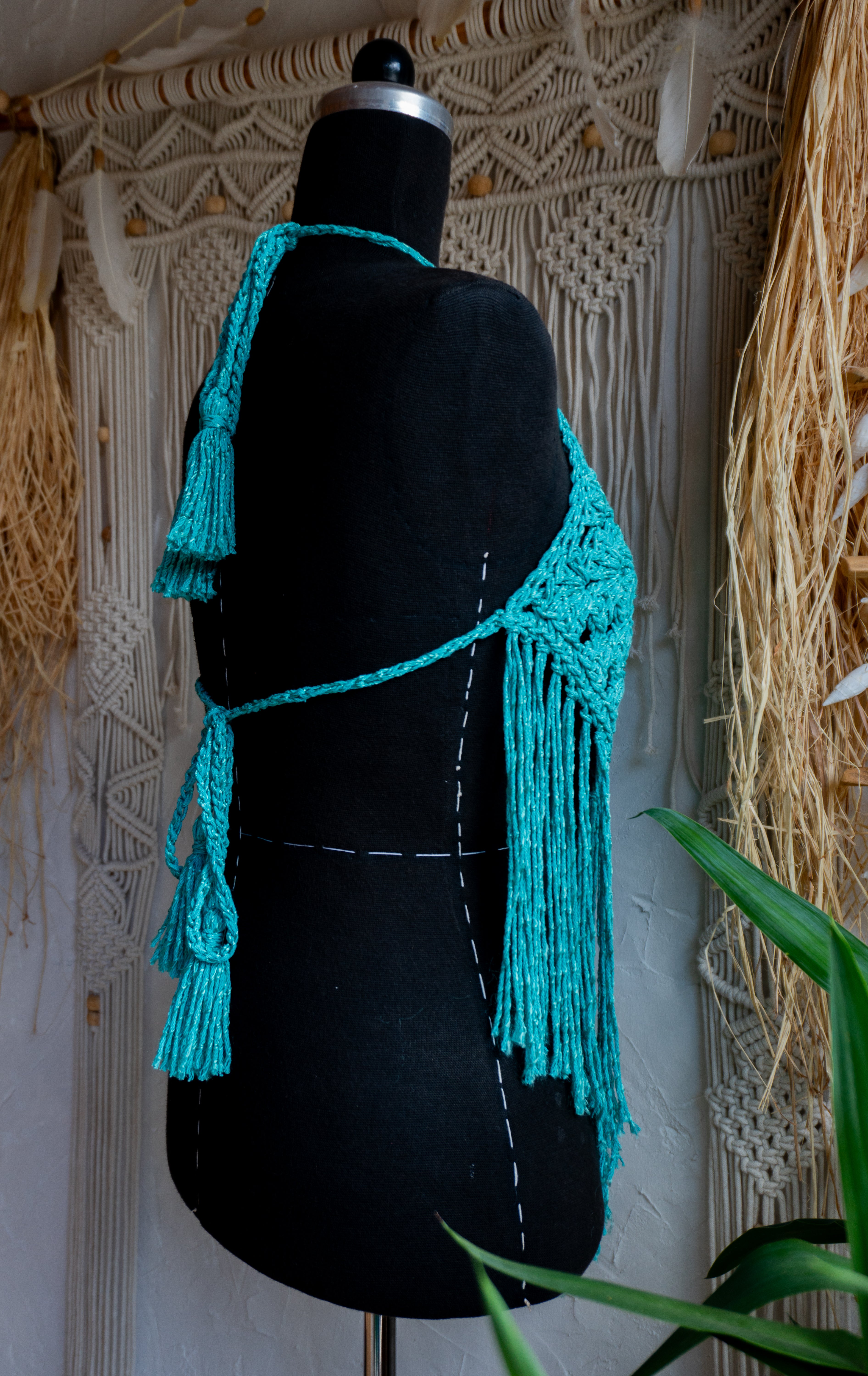 Handgefertigte, luftige Sommerkleidung im Boho Hippie-Ibiza-Stil für Frauen! Dieses mint grüne Häkeltop kann im Nacken und am Rücken ganz nach Wunsch angepasst werden. Perfekt für den Strand, Festivals oder als Sommeroutfit!