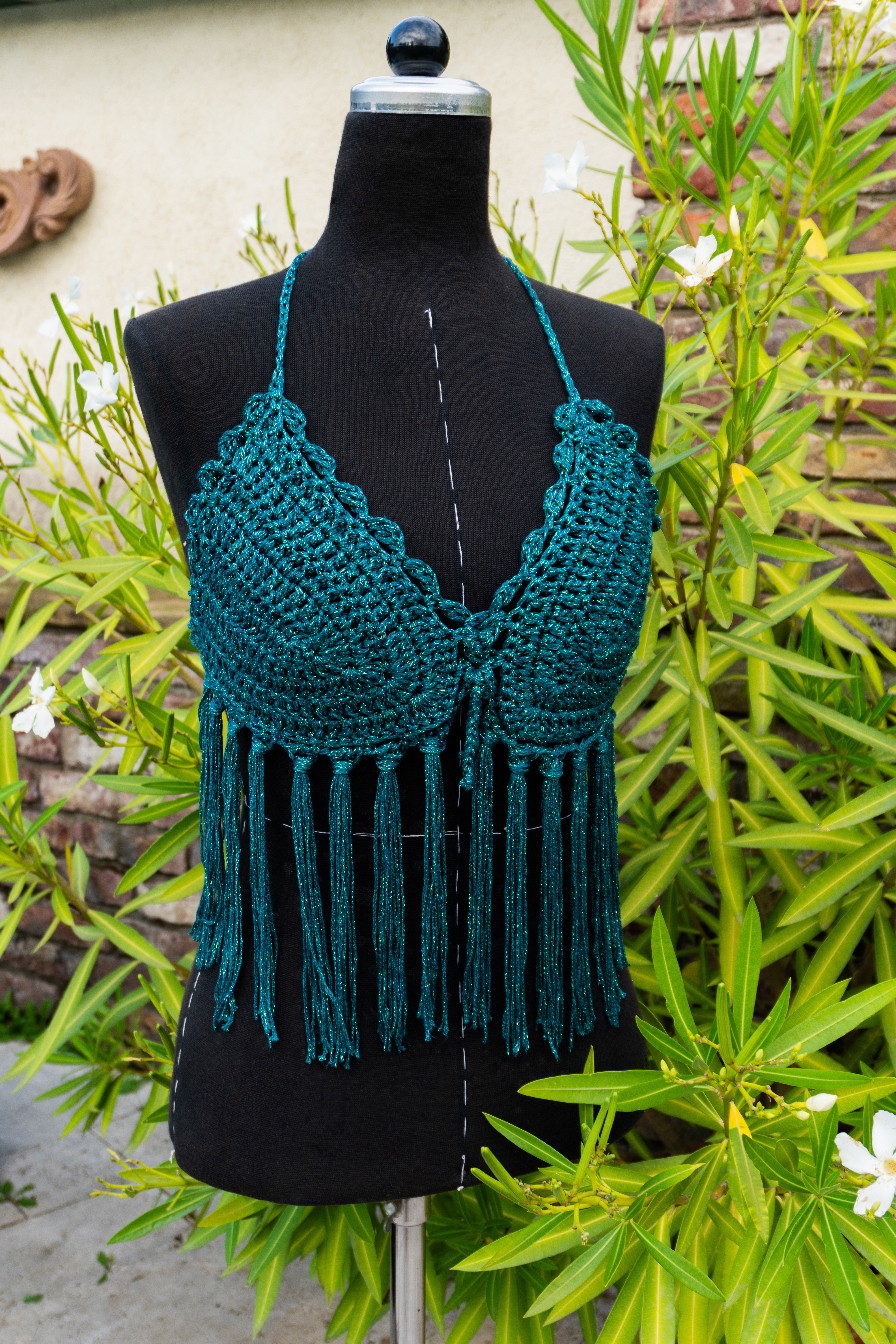 Handgefertigte, luftige Sommerkleidung im Hippie-Ibiza-Stil für Frauen! Dieses Petrol Grüne Häkeltop mit Fransen im Farbenmix kann im Nacken, am Rücken und am Ausschnitt ganz nach Wunsch individuell angepasst werden. Perfekt für den Strand, Festivals oder als Sommeroutfit!