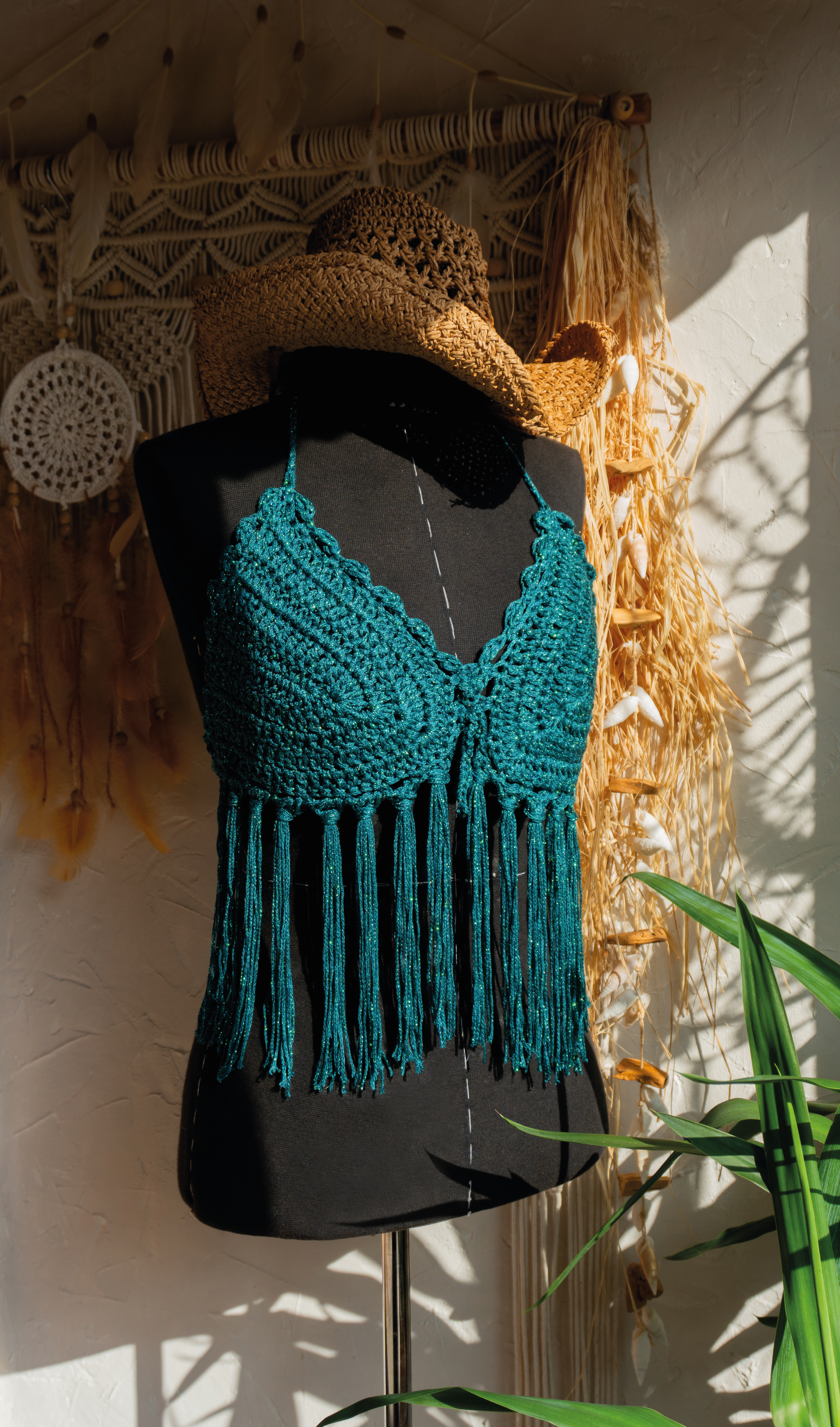 Handgefertigte, luftige Sommerkleidung im Hippie-Ibiza-Stil für Frauen! Dieses Petrol Grüne Häkeltop mit Fransen im Farbenmix kann im Nacken, am Rücken und am Ausschnitt ganz nach Wunsch individuell angepasst werden. Perfekt für den Strand, Festivals oder als Sommeroutfit!