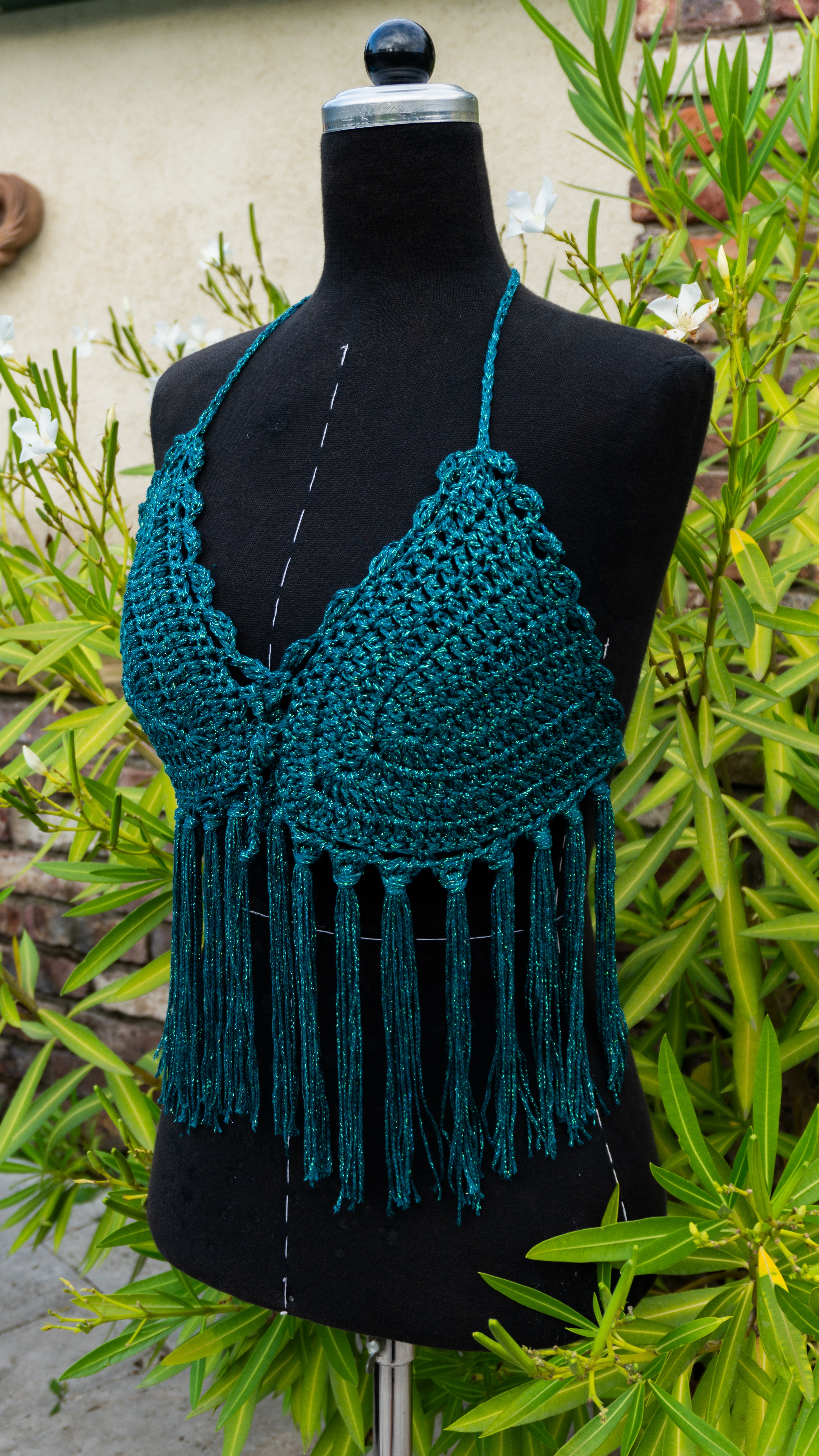 Handgefertigte, luftige Sommerkleidung im Hippie-Ibiza-Stil für Frauen! Dieses Petrol Grüne Häkeltop mit Fransen im Farbenmix kann im Nacken, am Rücken und am Ausschnitt ganz nach Wunsch individuell angepasst werden. Perfekt für den Strand, Festivals oder als Sommeroutfit!