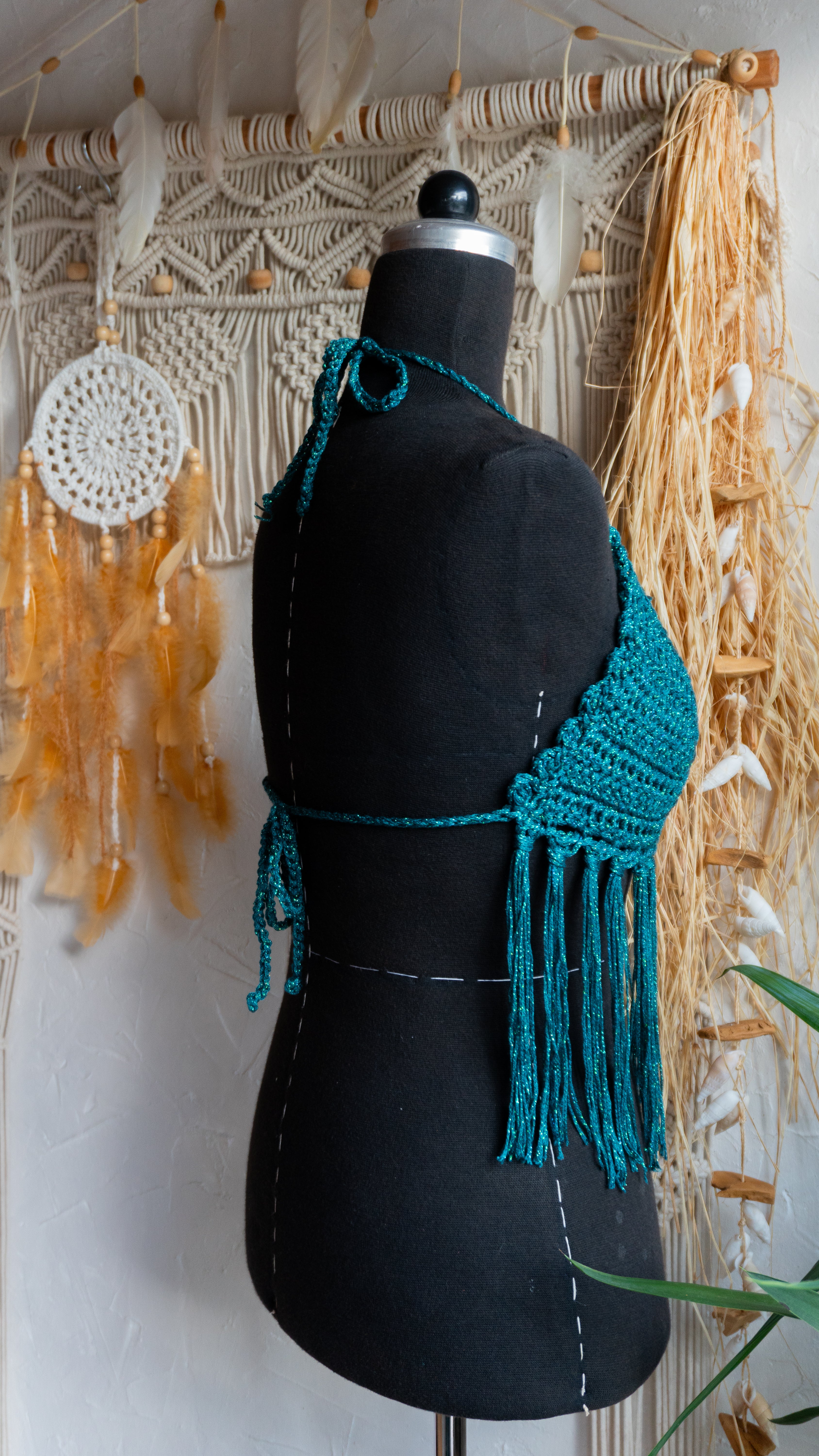 Handgefertigte, luftige Sommerkleidung im Hippie-Ibiza-Stil für Frauen! Dieses Petrol Grüne Häkeltop mit Fransen im Farbenmix kann im Nacken, am Rücken und am Ausschnitt ganz nach Wunsch individuell angepasst werden. Perfekt für den Strand, Festivals oder als Sommeroutfit!