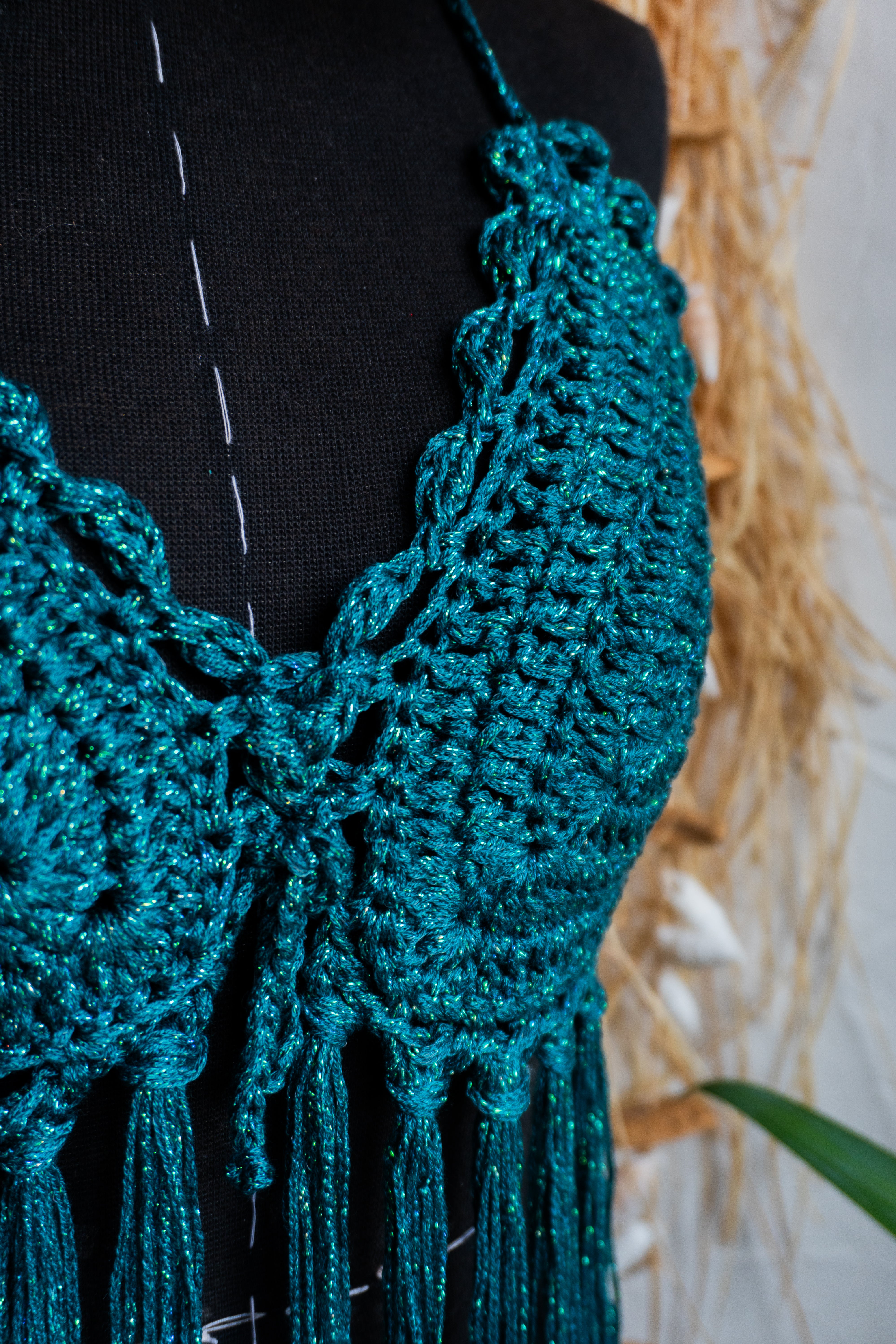 Handgefertigte, luftige Sommerkleidung im Hippie-Ibiza-Stil für Frauen! Dieses Petrol Grüne Häkeltop mit Fransen im Farbenmix kann im Nacken, am Rücken und am Ausschnitt ganz nach Wunsch individuell angepasst werden. Perfekt für den Strand, Festivals oder als Sommeroutfit!