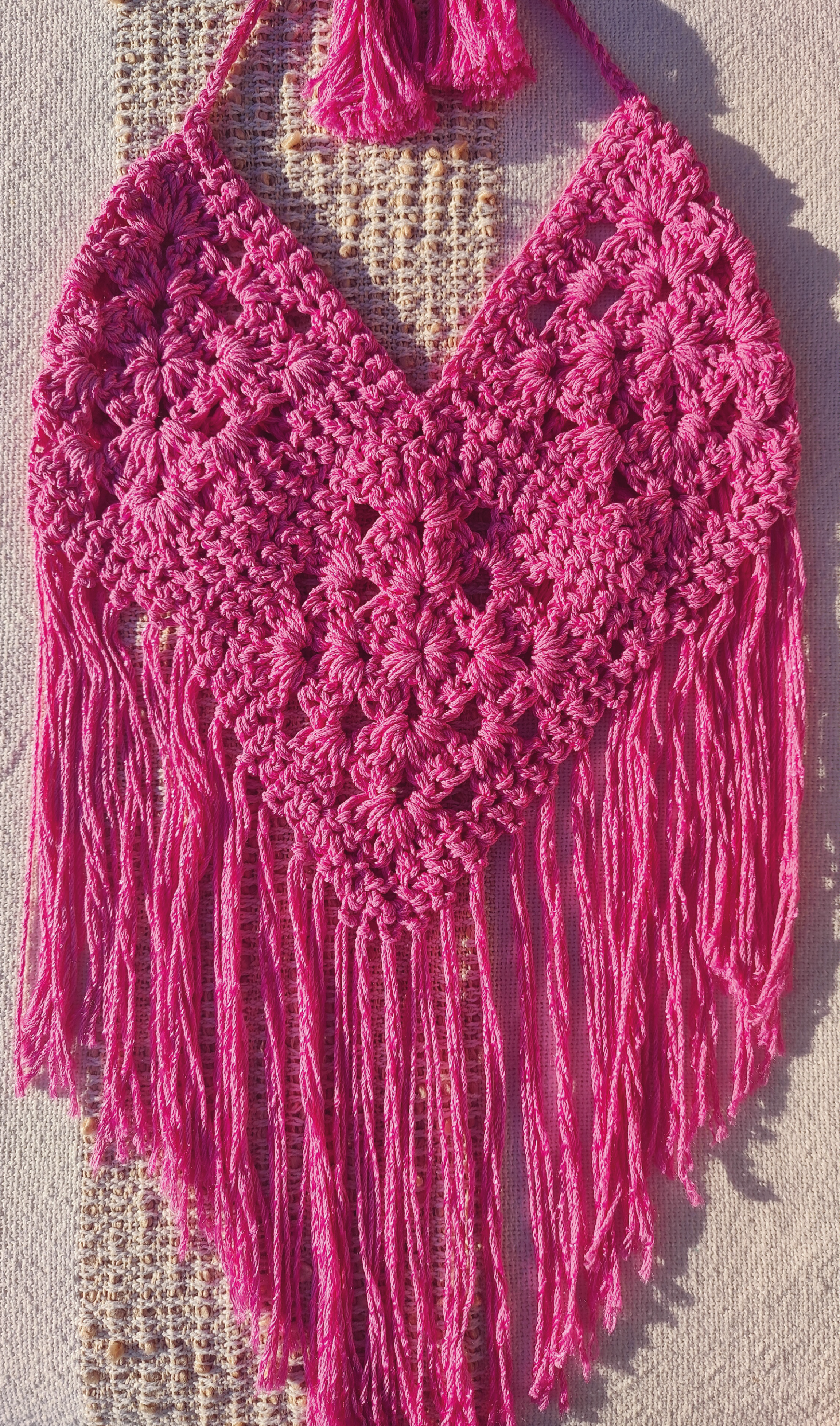 Handgefertigte, luftige Sommerkleidung im Hippie-Ibiza-Stil für Frauen! Dieses pink rosa Häkeltop kann im Nacken und am Rücken ganz nach Wunsch angepasst werden. Perfekt für den Strand, Festivals oder als Sommeroutfit!